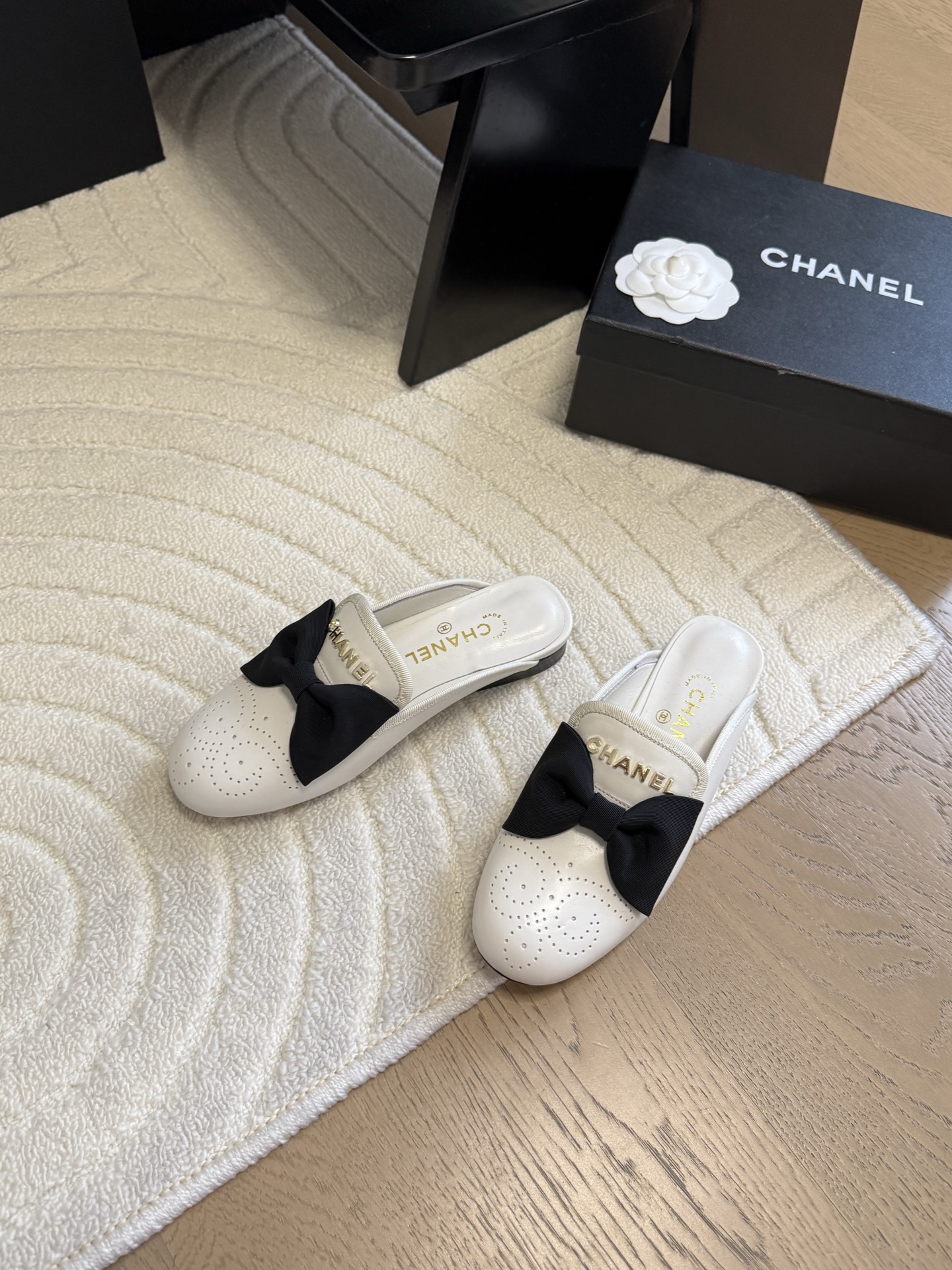 NO:424510,Chanel bow retro semi-trailer, beautiful Mary Jane series is hard not to love, suede/paper leather inner sheepskin leather outsole original mold opening hardware Size: 35-39 Other sizes customized, semi-trailer, chanel, mary jane, sheepskin, chamois leather, Leather soles19860909Chanel蝴蝶结复古半拖 绝美玛丽珍系列很难不爱 鞋面麂皮/漆皮 内里羊皮 真皮大底 原版开模五金 Size:35-39 其他码数定做,半拖,chanel,mary jane,sheepskin,chamois leather,Leather soles,Women's Shoes