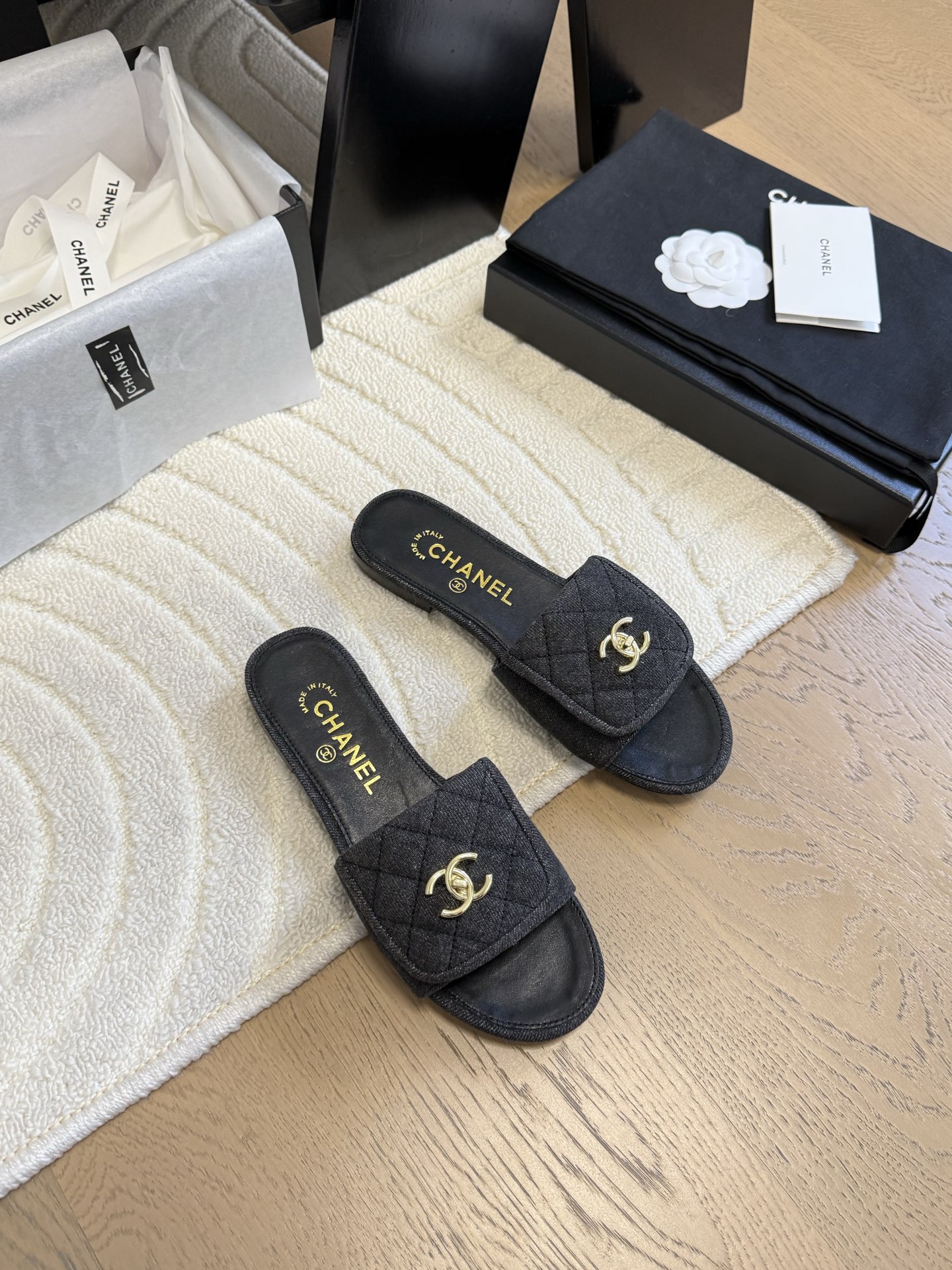 NO:424471,Chanel 25C new schoolbag buckle slippers Returned classic schoolbag buckle design Special Vintage full of retro flavor Loafers have also grown to aesthetics. Upper braided fabric inner sheepskin original outsole heel high flat sole/5cm Size:35-39 Other sizes customized, slippers, chanel, loafers, slippers, sheepskin19860909Chanel 25C新款书包扣拖鞋 回归的经典书包扣设计 特别Vintage 复古味十足 乐福鞋也长到了审美上 鞋面编织面料 内里羊皮 原版大底 跟高平底/5cm Size:35-39 其他码数定做,拖鞋,chanel,loafers,slippers,sheepskin,Women's Shoes