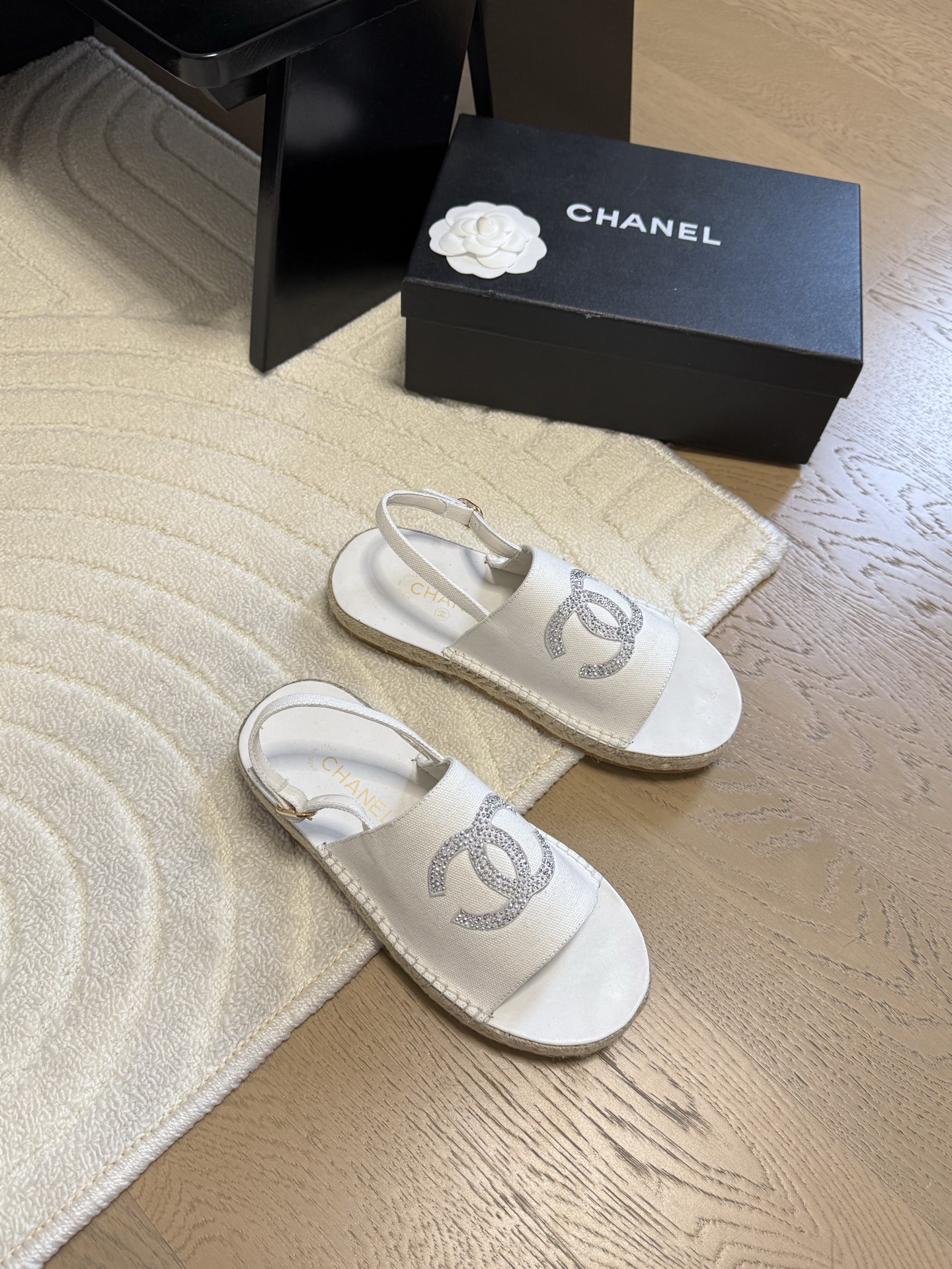 NO:424462,Chanel 25K spring and summer new double C fisherman straw slippers upper original custom fabric, inner sheepskin, original outsole. Size: 35-39 40 custom, sandals, chanel, sandals, slippers, espadrilles, espadrilles, sheepskin19860909Chanel 25K春夏新品双C渔夫草编拖鞋 鞋面原版定制布面,内里羊皮,原版大底. Size:35-39 40定,凉鞋,chanel,sandals,slippers,espadrilles,espadrilles,sheepskin,Women's Shoes