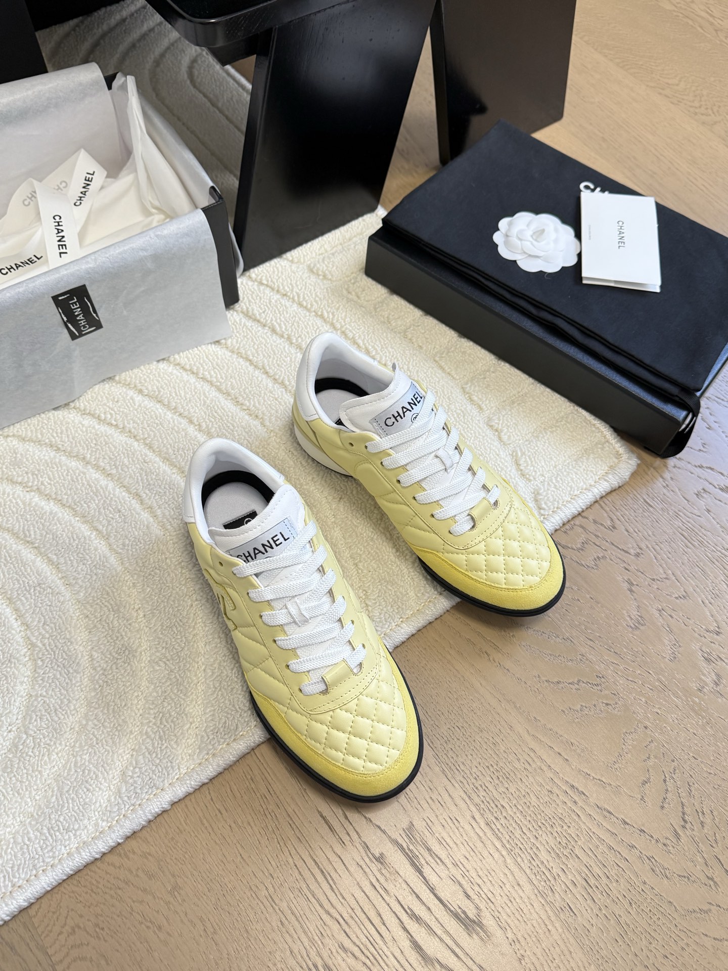 NO:424549,Chanel Xiaoxiang's latest diamond baseball shoes sneakers. The upper is original lambskin diamond car line craftsmanship, the expensive baseball shoes have a very light and comfortable feel. All materials are customized according to the original version!  Size:35-39, casual shoes/sports shoes, chanel, sneakers, sheepskin19860909Chanel 小香最新菱格棒球鞋运动鞋 鞋面原版小羊皮菱格车线工艺,贵气十足的棒球鞋,脚感非常轻盈舒适,所有材料均按照原版定制！ Size:35-39,休闲鞋/运动鞋,chanel,sneakers,sheepskin,Women's Shoes