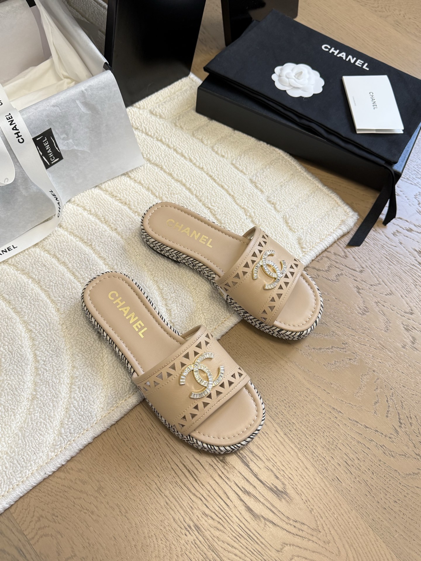 NO:424537,Chanel 25K new double C slippers, sheepskin woven surface, inner sheepskin, genuine leather soles Size:35-39 Other sizes customized, slippers, chanel, slippers, sheepskin, Leather soles19860909Chanel 25K新款双C拖鞋 羊皮编织面 内里羊皮 真皮大底 Size:35-39 其他码数定做,拖鞋,chanel,slippers,sheepskin,Leather soles,Women's Shoes