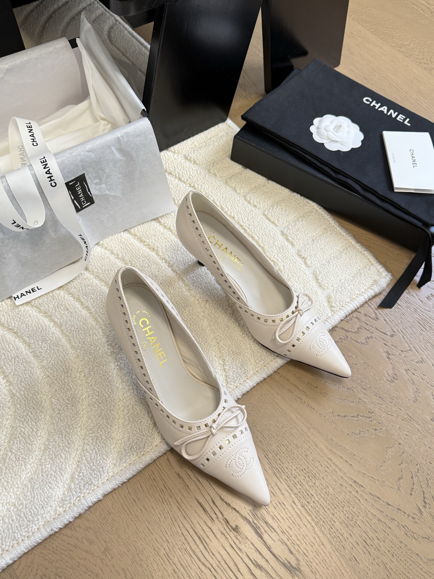 NO:424517,Chanel 25B new retro style high heels. It is hard not to love the beautiful high heel series. Upper cowhide, inner sheepskin, genuine leather outsole, original mold opening, heel height 8cm Size: 35-39 Other sizes customized, single shoes, chanel, high heels, cowhide, sheepskin, Leather soles19860909Chanel 25B新款复古风高跟鞋 绝美高跟系列很难不爱 鞋面牛皮 内里羊皮 真皮大底 原版开模 跟高8cm Size:35-39 其他码数定做,单鞋,chanel,high heels,cowhide,sheepskin,Leather soles,Women's Shoes