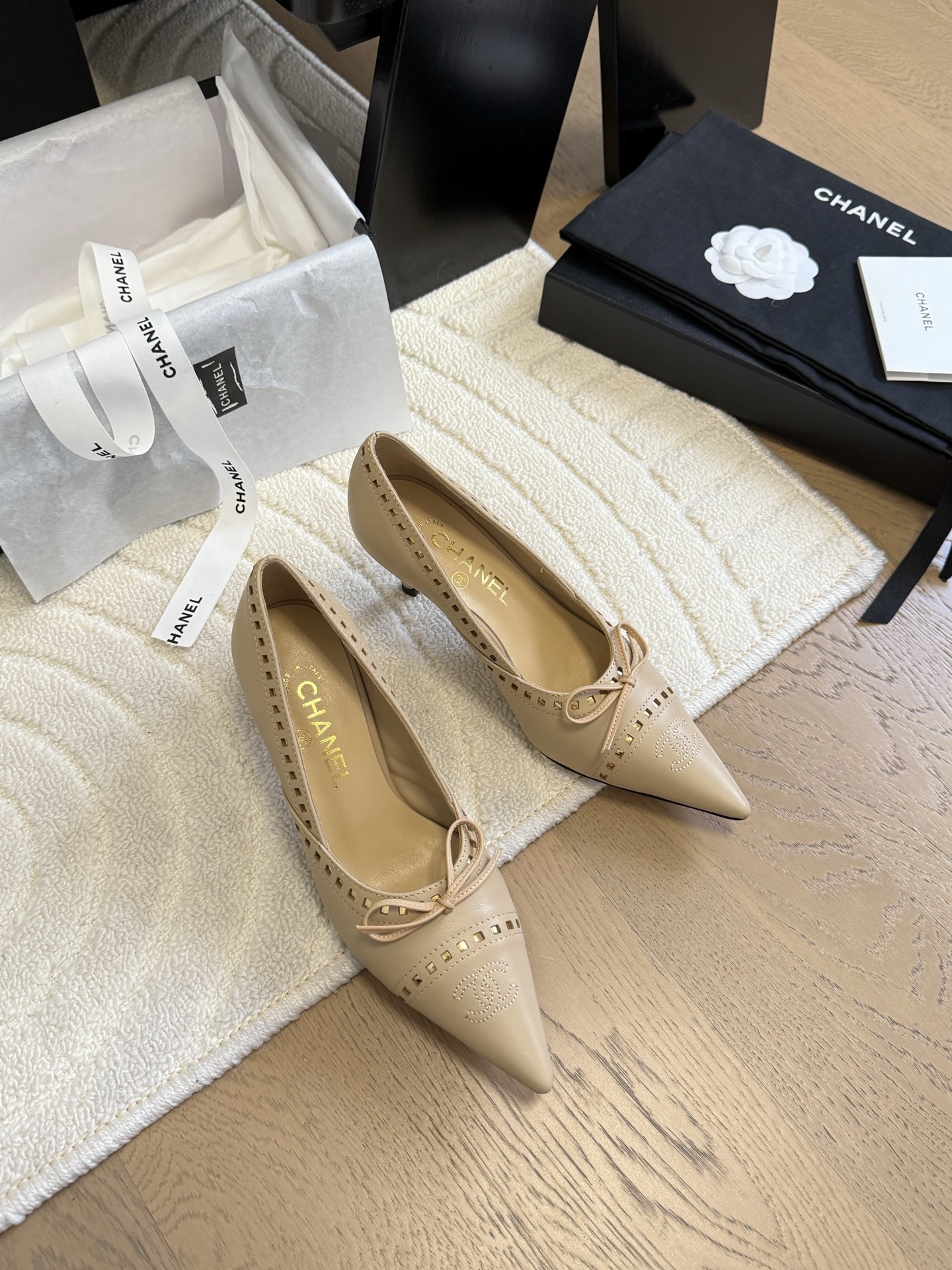 NO:424528,Chanel 24B new high heels. It is hard not to love the beautiful high heel series. Upper cowhide, inner sheepskin, genuine leather outsole, original mold opening, heel height 8cm Size: 35-39. Other sizes customized, single shoes, chanel, high heels, cowhide, sheepskin, Leather soles19860909Chanel 24B新款高跟鞋 绝美高跟系列很难不爱 鞋面牛皮 内里羊皮 真皮大底 原版开模 跟高8cm Size:35-39 其他码数定做,单鞋,chanel,high heels,cowhide,sheepskin,Leather soles,Women's Shoes