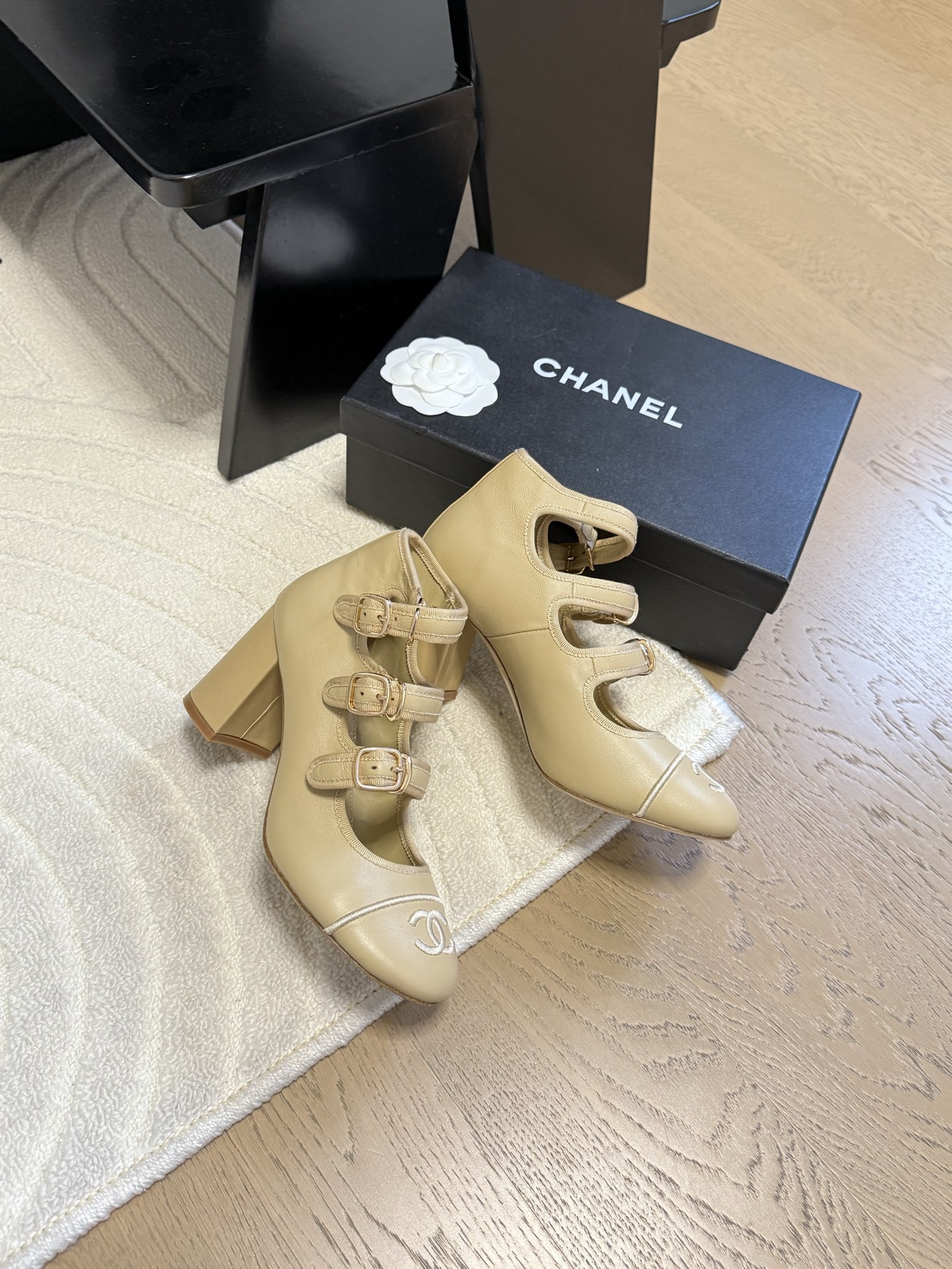 NO:424497,Chanel 25C Early Spring Mary Jane Single Shoes Shoes This season’s shoes are great!  The pure black Mary Jane is very comfortable on her feet and the upper is soft, so you don’t have to worry about getting your feet worn. The rabbit ears are also cute, and the black and white color combination and black cloth look very good. The upper cowhide inner sheepskin leather outsole Size: 35-39 Other sizes are customized, Mary Jane, chanel, mary jane, cowhide, sheepskin, Leather soles19860909Chanel 25C早春玛丽珍单鞋 这一季的鞋子都很棒耶！ 纯黑色玛丽珍上脚很舒服鞋面皮质也很软,不用担心会磨脚.兔耳朵也好可爱,黑白拼色和黑色布面都很好看. 鞋面牛皮 内里羊皮 真皮大底 Size:35-39 其它码数定做,玛丽珍,chanel,mary jane,cowhide,sheepskin,Leather soles,Women's Shoes