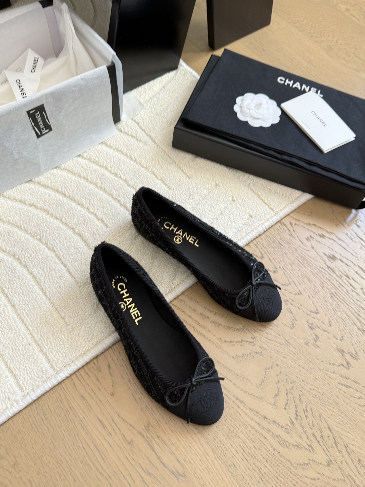 NO:424487,Chanel 25C new ballet shoes top version!  Classic layout~ The feet feel very comfortable, and it is very suitable for daily commuting. The inner sheepskin!  Leather outsole size 35-41 '40 41 non-return and exchange', ballet shoes, chanel, sheepskin, Leather soles19860909Chanel 25C新款芭蕾舞鞋 顶级版本！经典版面~ 脚感也很舒适 日常通勤都很适合 内里羊皮！ 真皮大底 码数 35-41 「40 41不退换」,芭蕾舞鞋,chanel,sheepskin,Leather soles,Women's Shoes