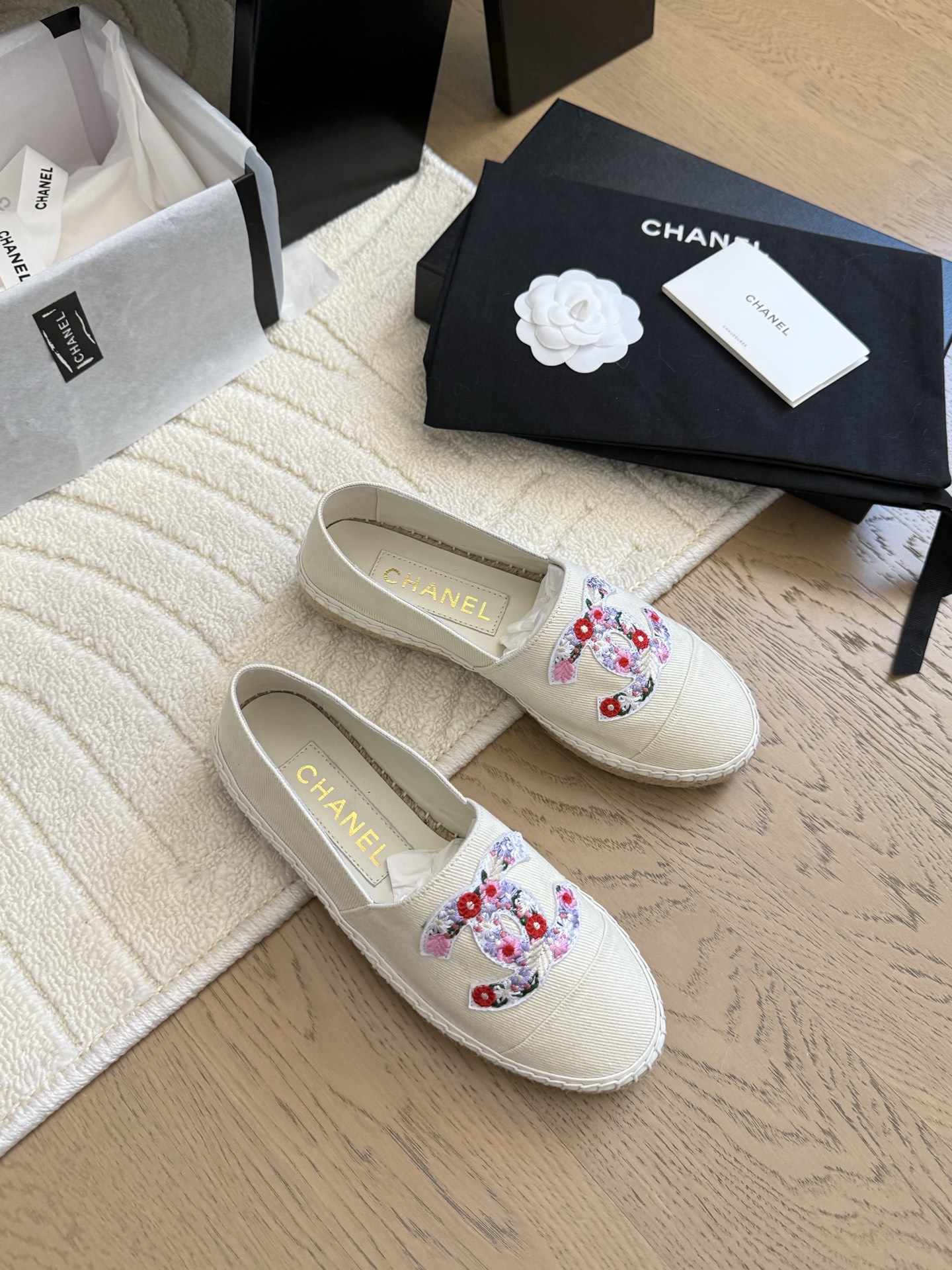 NO:424477,Chanel Fisherman's Shoes ~ Delivery a full set of top-quality packaging. I don't introduce the quality of my fisherman's shoes. I know what I have taken!  Original custom upper, and my outsole is the original translucent outsole, the opaque outsole is wrong, the full set of genuine packaging size35-40 running volume and price, loafers, chanel, loafers, espadrilles19860909Chanel 渔夫鞋～配送全套顶级包装 我家的渔夫鞋质量不多介绍了哈,拿过的都知道！原版定制的鞋面,并且我家的大底是原版半透明大底,不透明的大底是不对版的,全套正品包装 size35-40 跑量价,乐福鞋,chanel,loafers,espadrilles,Women's Shoes