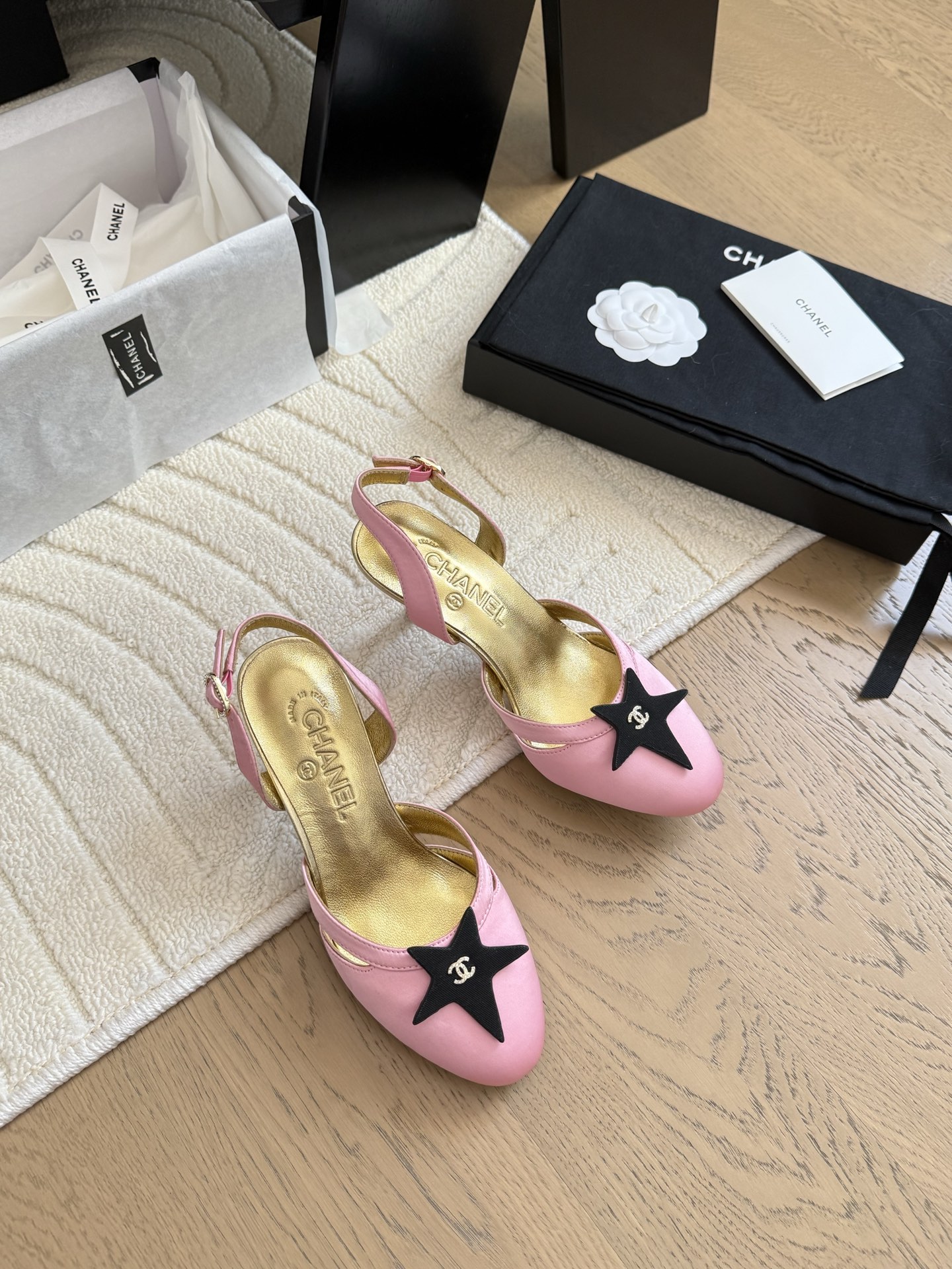 NO:424469,Chanel 25P spring and summer new sandals, super hot heavy craft hardware buckle motorcycle series. High-end version, sheepskin footbed, genuine leather sole!  Size:35-39 Other sizes customization, high heels, sandals, chanel, sandals, high heels, sheepskin, Leather soles19860909Chanel 25P春夏新款凉鞋 超火的重工艺五金扣机车系列. 高版本,羊皮垫脚,真皮大底！ Size:35-39 其它码数定做,高跟鞋凉鞋,chanel,sandals,high heels,sheepskin,Leather soles,Women's Shoes