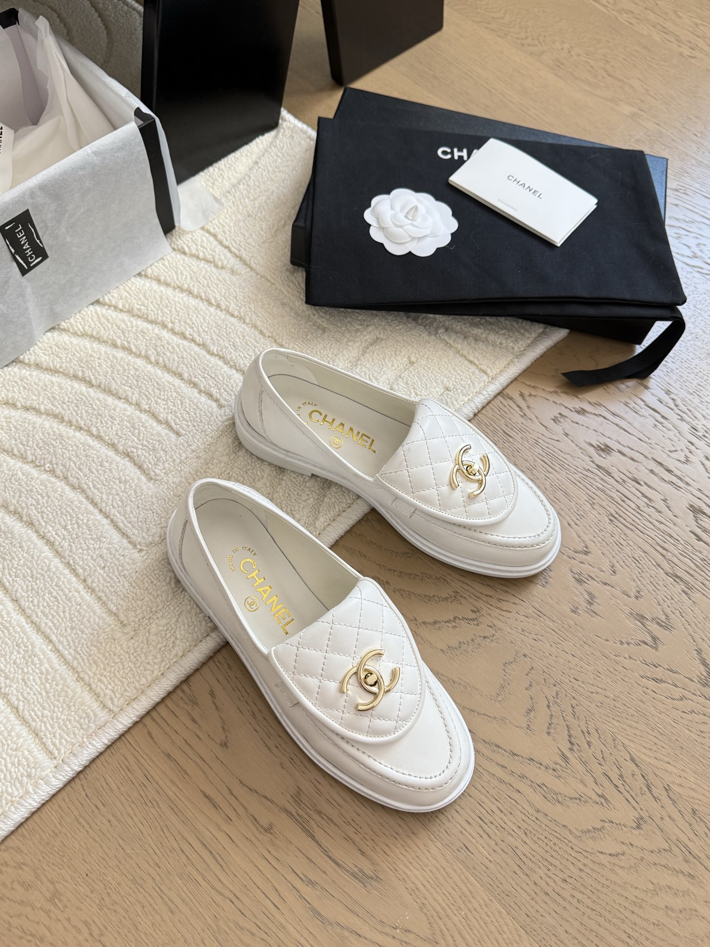 NO:424452,Chanel 25C new double C button Loafers, the return double C button design, special Vintage, full of retro flavor, color-blocked loafers have also grown to aesthetics, suede upper, integrated inner fur, original outsole Size: 35-39 Customized for other sizes, loafers, chanel, loafers, chamois leather19860909Chanel 25C新款双C扣乐富鞋 回归的双C扣设计 特别Vintage 复古味十足 拼色乐福鞋也长到了审美上 鞋面麂皮 内里皮毛一体 原版大底 Size:35-39 其他码数定做,乐福鞋,chanel,loafers,chamois leather,Women's Shoes