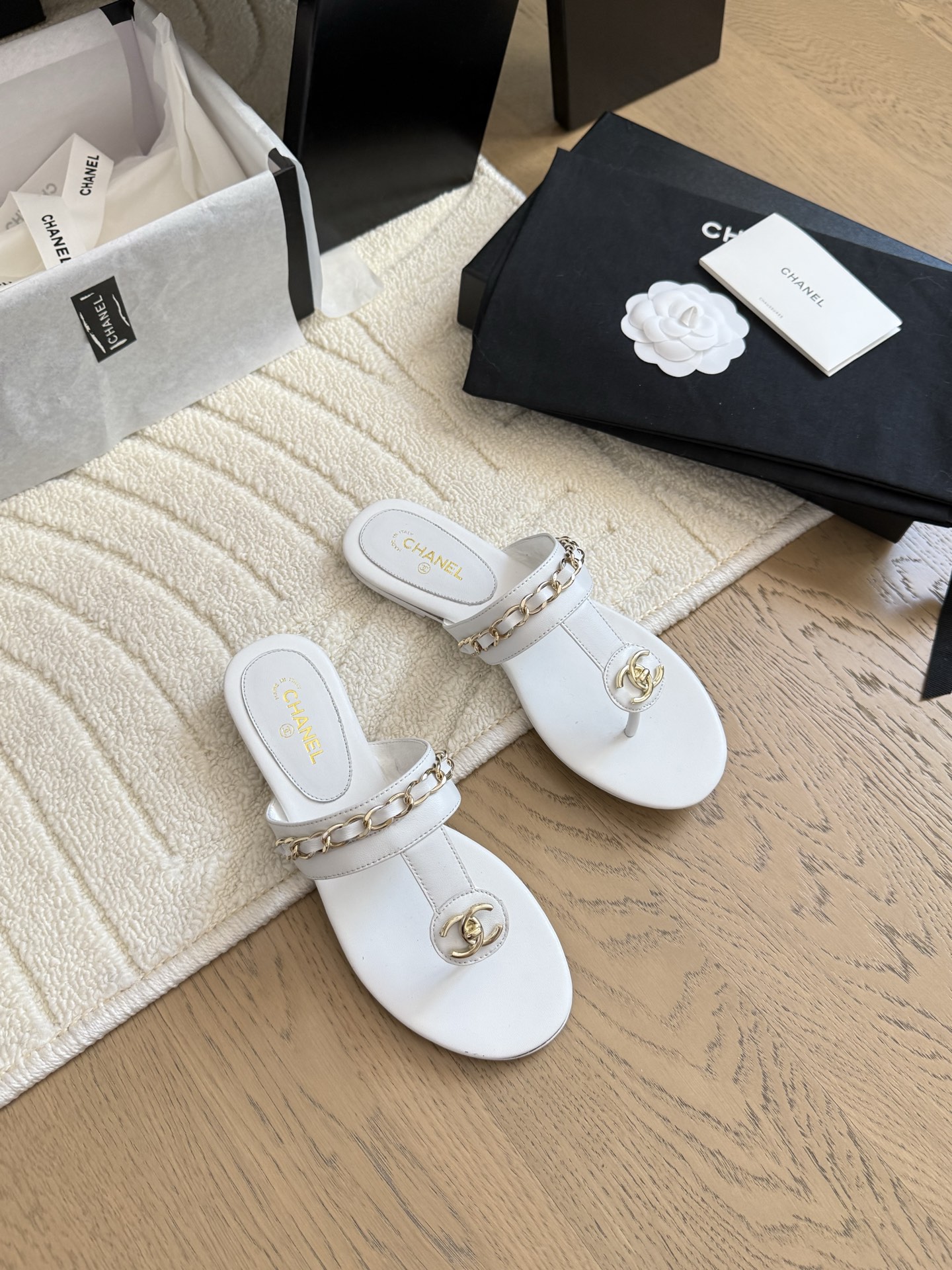 NO:424460,Chanel 25C spring and summer new full series chain slippers, full series first release, I have it in the counter!  High-quality upper cowhide/original fabric inner sheepskin leather outsole Size:35-39 Other sizes, split-toe shoes, chanel, slippers, cowhide, sheepskin, Leather soles19860909Chanel 25C春夏新款全系列链条拖鞋 全系列首发 专柜有的我都有！ 高版本高品质 鞋面牛皮/原版面料 内里羊皮 真皮大底 Size:35-39 其他码数定,分趾鞋,chanel,slippers,cowhide,sheepskin,Leather soles,Women's Shoes