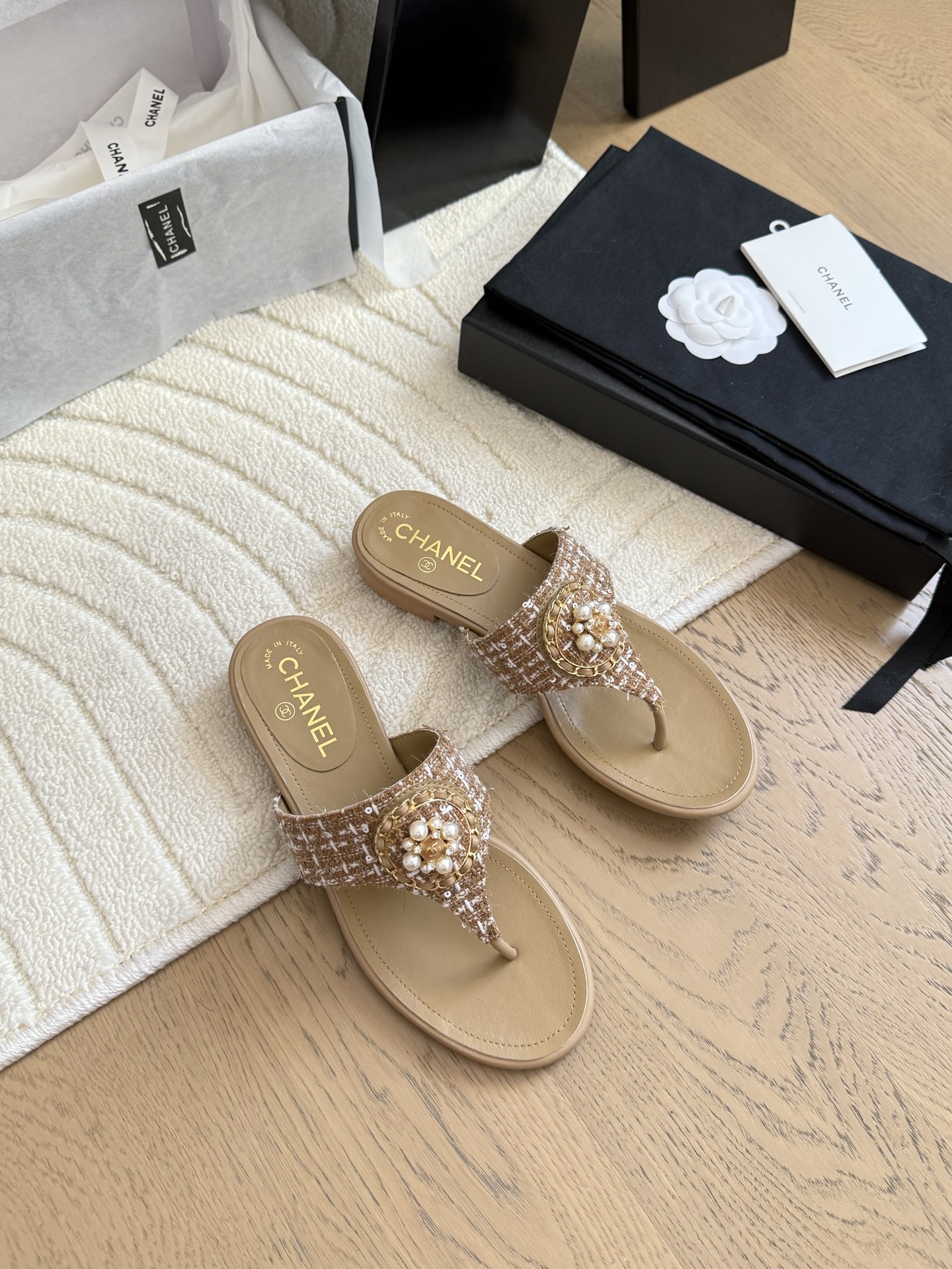 NO:424444,Chanel 25P new foot-clip flip flops!  This series is really amazing. How could it be so beautiful!  Summer is really invincible with salt and sweet~ The upper is imported Nibu, the inner is lambskin, genuine leather outsole, size 35-39 (customized by 40/41), split-toed shoes, chanel, slippers, sheepskin, Leather soles19860909Chanel 25P新品夹脚人字拖鞋！ 这一系列这真的是绝了 怎么会这么美！ 夏天真的是无敌搭配可盐可甜～ 鞋面采用进口妮布 内里是小羊皮 真皮大底 码数35-39（40/41定制）,分趾鞋,chanel,slippers,sheepskin,Leather soles,Women's Shoes