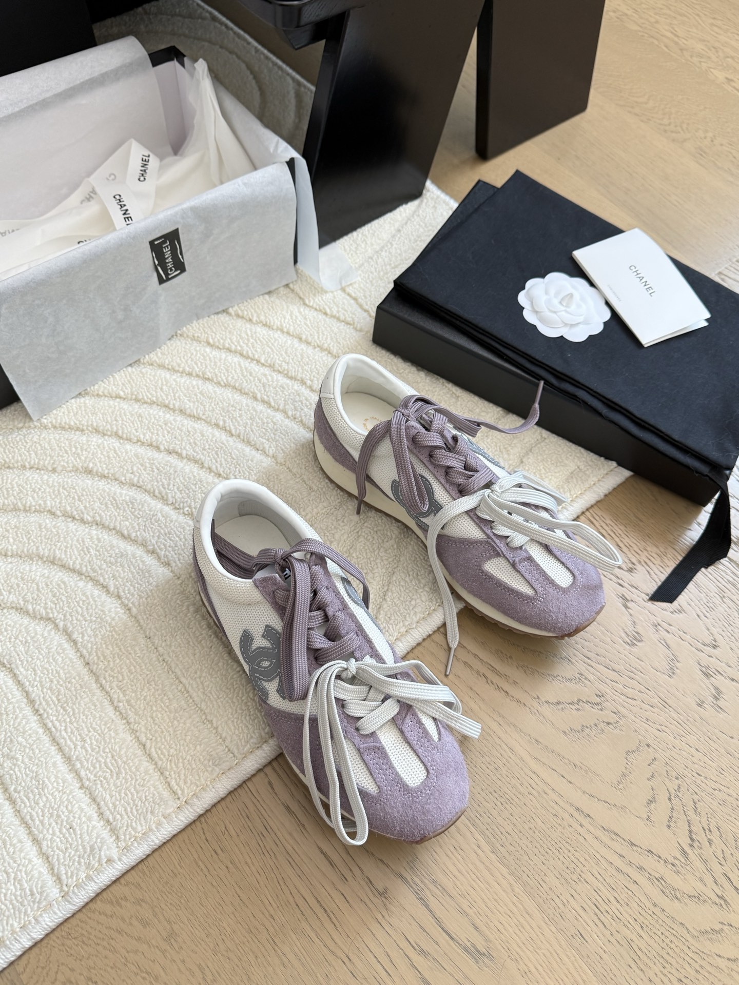 NO:424436,Chanel 25C new sports and casual shoes, versatile white shoes, style matching will not go wrong, contrasting colors are full of vitality, side imprint logo, foot very delicate, original custom upper material, original outsole Size: 35-40, casual shoes/sports shoes, chanel, sneakers19860909Chanel 25C新款运动休闲鞋 百搭小白鞋 款式搭配不会出错 撞色搭配活力满满啊 侧面压印logo 上脚很秀气 鞋面原版定制材料 原版大底 Size:35-40,休闲鞋/运动鞋,chanel,sneakers,Women's Shoes