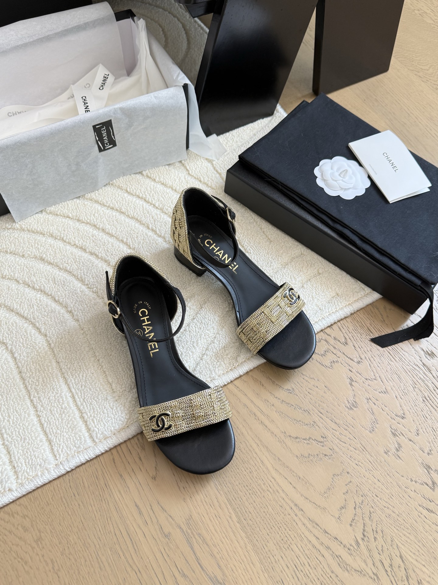 NO:424429,Chanel Vintage mid-range sandals are simple but not simple, and the feet are particularly thin. Customized upper hardware, inner foot pad sheepskin, genuine leather soles. Size: 35-39 Other sizes customized, sandals, chanel, sandals, sheepskin, Leather soles19860909Chanel Vintage中古系列凉鞋 简约而不简单的款,上脚特别显脚细. 鞋面定制五金,内里垫脚羊皮,真皮大底. Size:35-39 其它码数定做,凉鞋,chanel,sandals,sheepskin,Leather soles,Women's Shoes