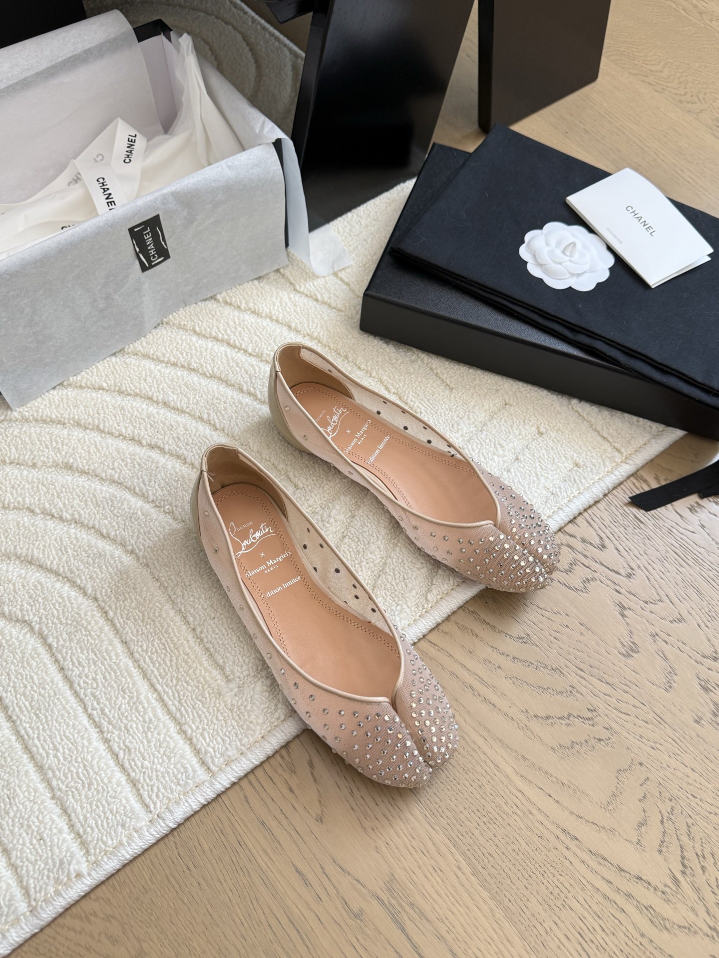 NO:424411,Co-branded Maison Margiela X CL rhinestone flat shoes This shoe is made of mesh and is decorated with CL's iconic hand-made crystal-inlaid rhinestone embellishment, echoing the design elements of the Maison Margiela Haute Couture series. Silver, black and champagne are all classic and timeless colors. The sole combines CL's unique rouge red tone. The shoe shape has a slender and narrow appearance. Its sculptural lines highlight the rich and charming outline. Size: 35-39. Other sizes are customized, split-toe shoes, masion margiela, flats19860909联名 Maison Margiela X CL水钻款平底鞋 这款鞋采用网布材质 饰以CL标志性的手工镶嵌水晶精致的水钻点缀 呼应马吉拉高定系列的设计元素 银色、黑色、香槟色三色都是经典永不过时的配色 鞋底融合CL独特的胭脂红色调 鞋型呈纤长修窄外观 其雕塑感的线条凸显丰盈而魅惑的轮廓色 Size:35-39 其它码数定做,分趾鞋,masion margiela,flats,Women's Shoes