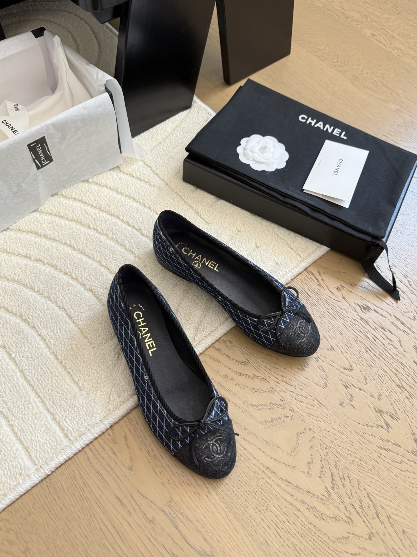 NO:408919,Chanel new color ballet shoes original 1:1 replica classics. It is perfect for pairing with pants and skirts. The small round head design is very good to modify the foot shape, a must-have for little fairies!  Heel height 2.5cm Size 35-41 (40 custom made without return), ballet shoes, chanel, skirts19860909Chanel 新色芭蕾舞鞋 原版1:1复刻 经典中的经典 无论搭配裤装还是裙装都是完美 小圆头的设计很好的修饰脚型 ,小仙女们必备！ 跟高2.5cm 码数 35-41（40定制不退换),芭蕾舞鞋,chanel,skirts,Women's Shoes