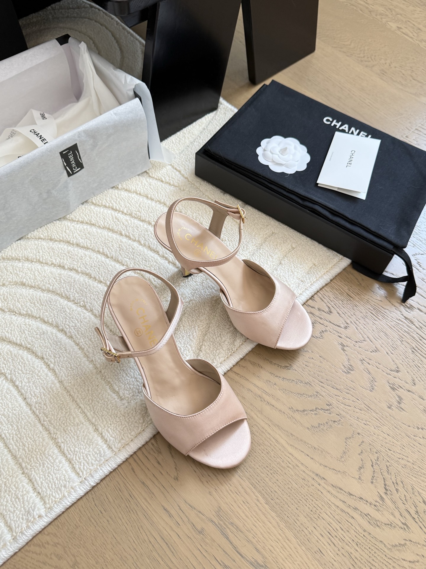 NO:264560,Chanel 25S new fish high heel sandal series Classic fish mouth high heel design ~ Silk upper lining sheepskin leather outsole heel height 5cm 8cm two Size: 35-40, high heel sandals, chanel, sandals, high heels, sheepskin, Leather soles19860909Chanel 25S新款鱼高跟凉鞋系列 经典鱼嘴高跟设计～ 鞋面丝绸 内里羊皮 真皮大底 跟高5cm 8cm 两种 Size:35-40,高跟鞋凉鞋,chanel,sandals,high heels,sheepskin,Leather soles,Women's Shoes