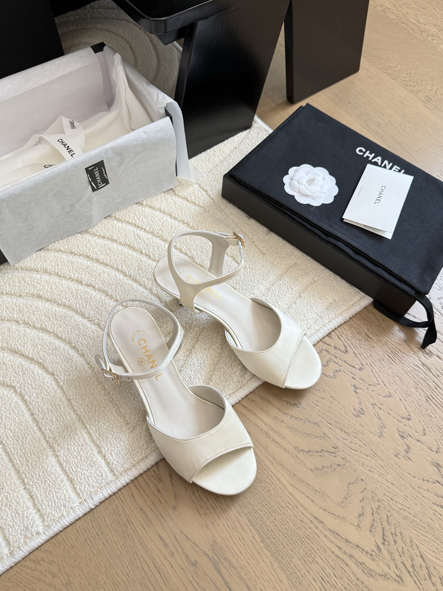 NO:264561,Chanel 25S new fish high heel sandal series Classic fish mouth high heel design ~ Silk upper lining sheepskin leather outsole heel height 5cm 8cm two Size: 35-40, high heel sandals, chanel, sandals, high heels, sheepskin, Leather soles19860909Chanel 25S新款鱼高跟凉鞋系列 经典鱼嘴高跟设计～ 鞋面丝绸 内里羊皮 真皮大底 跟高5cm 8cm 两种 Size:35-40,高跟鞋凉鞋,chanel,sandals,high heels,sheepskin,Leather soles,Women's Shoes