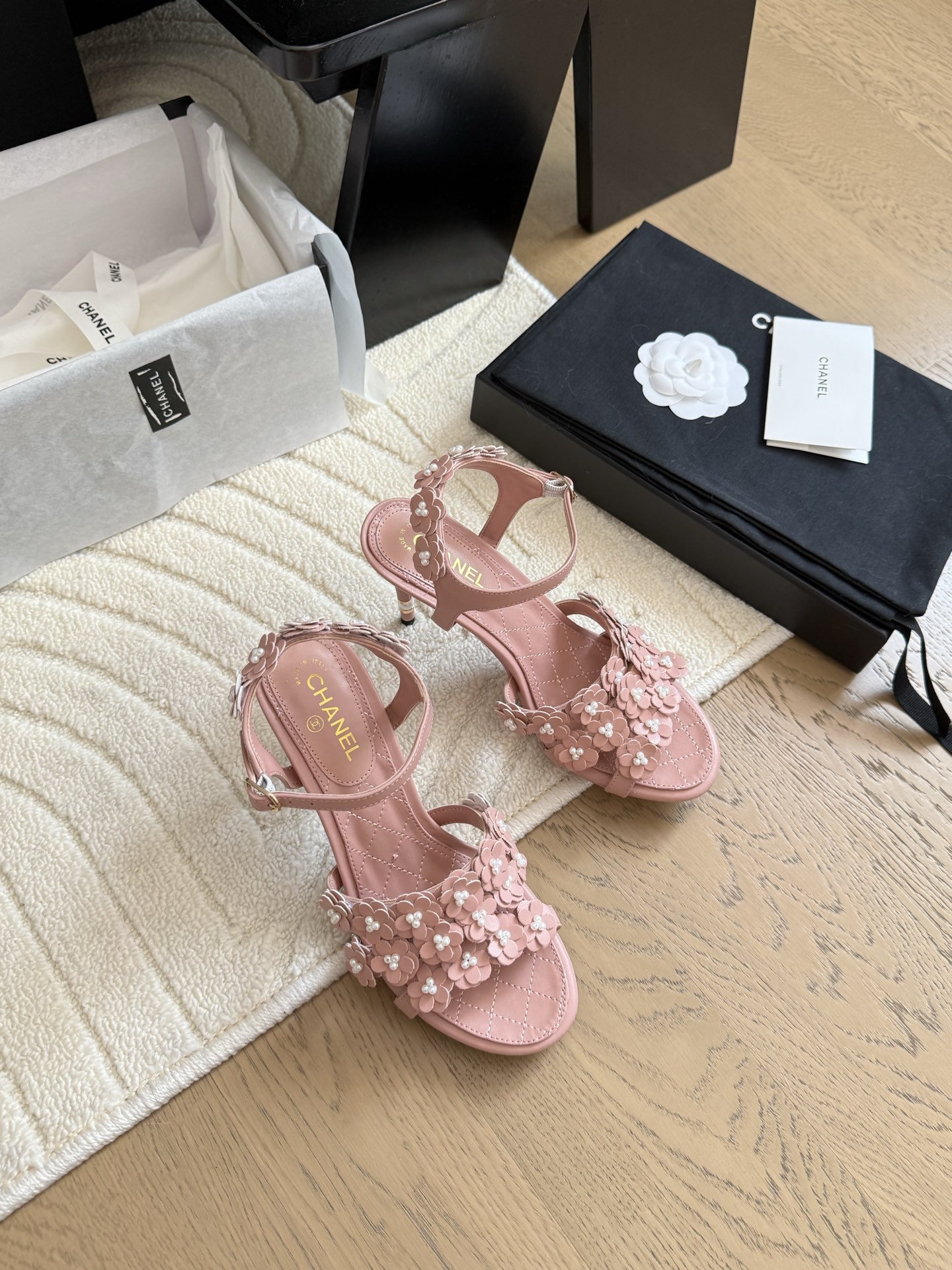 NO:424391,Chanel 25P new camellia sandals. Each exquisite flower has a small crystal flower core embellishment. I would like to call it the hydrangeas. The difference between this season's Mary Jane shoes is very unique and fairy. The half-hollowed lace-up design is small and playful and invincible. The white lace-up is very beautiful and girlish. The upper inside is sheepskin leather sole. Size: 35-39 40 Custom made non-return and exchange, sandals, chanel, sandals, mary jane, sheepskin, Leather soles19860909Chanel 25P新款山茶花凉鞋 精致的花朵每一朵都有小水晶花芯儿点缀我愿叫它星星点点的绣球花很别致又很仙女 这一季的玛丽珍鞋子区别与以前半镂空的系带设计小俏皮又无敌舒适 白色系奶乎乎穿起来很乖的少女感 鞋面内里羊皮 真皮大底 Size:35-39 40定做不退换,凉鞋,chanel,sandals,mary jane,sheepskin,Leather soles,Women's Shoes