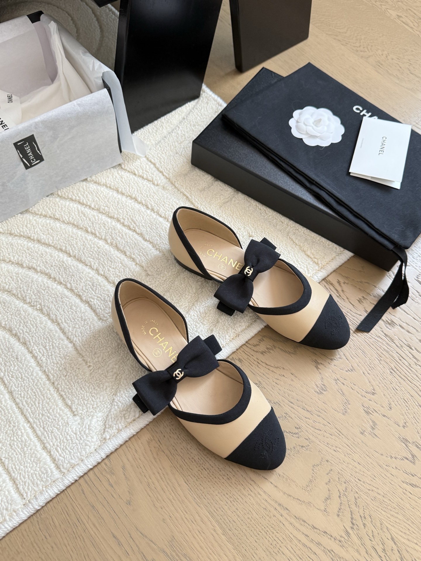 NO:424446,Chanel 25C new ballet bow, top-quality pair of products!  All colors are available in my home!  Imported leather material on the upper, sheepskin inside the footrest, original hardware buckle. They are all equipped with top-grade packaging for the counter!  Size:35-39 Other sizes customization, ballet shoes, chanel, sheepskin19860909Chanel 25C新款芭蕾舞蝴蝶结 顶级对版货！ 所有的颜色我家都有！ 鞋面进口皮料,垫脚内里羊皮,原版五金扣. 均配专柜顶级包装！ Size:35-39 其它码数定做,芭蕾舞鞋,chanel,sheepskin,Women's Shoes