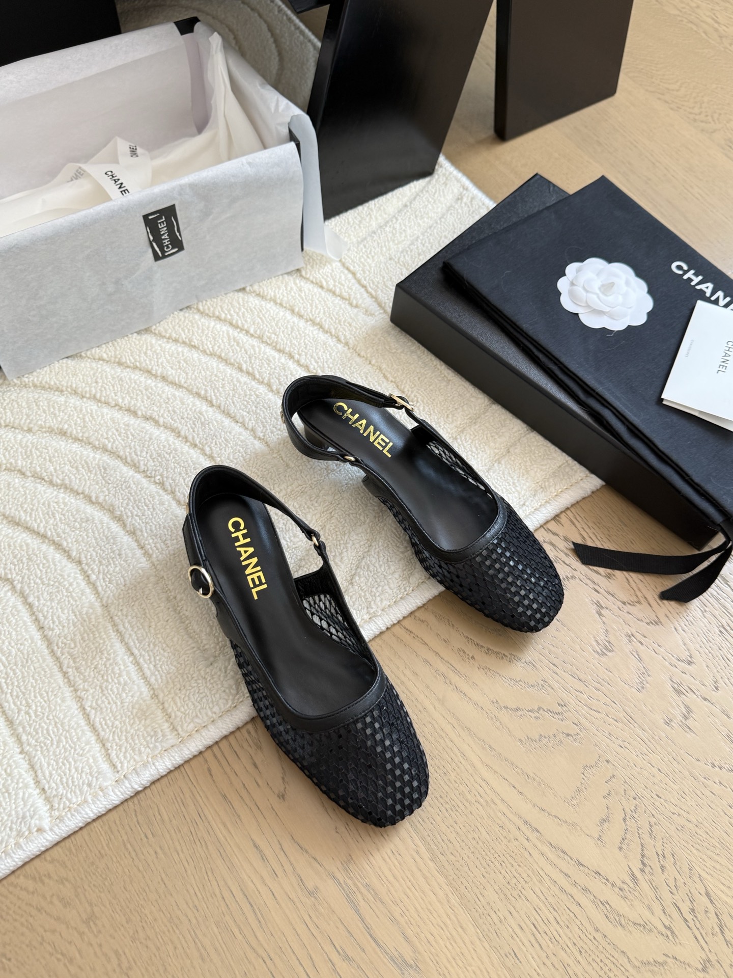 NO:424438,Chanel 25C new mesh single shoes, original 1:1 replica, classic among classics, whether paired with pants or skirts, the small round head design is very good to modify the foot shape, a must-have for little fairies!  The upper uses imported mesh, top-quality mixed-bred sheepskin inside, original outsole, size 35-39 (customized by 40/41), single shoes, chanel, skirts, sheepskin19860909Chanel 25C新品网面单鞋 原版1:1复刻 经典中的经典 无论搭配裤装还是裙装都是完美 小圆头的设计很好的修饰脚型 小仙女们必备！ 鞋面采用进口网面 内里顶级混种羊皮 原版大底 码数 35-39（40/41定制）,单鞋,chanel,skirts,sheepskin,Women's Shoes