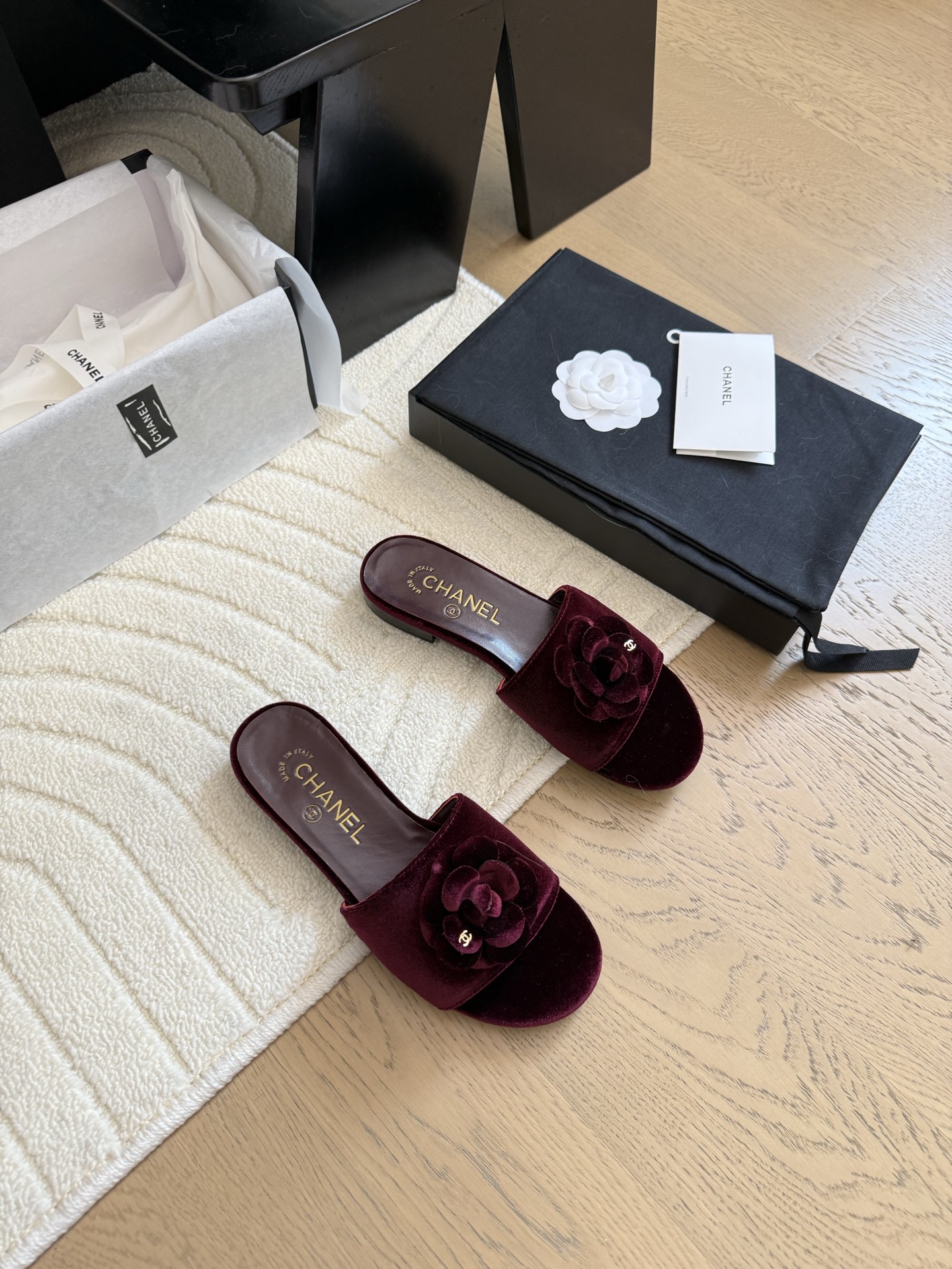 NO:408922,Chanel 25P camellia thick heel slippers!  The upper is made of imported calfskin, the inner tiptoe is all cotton sheepskin, imported cowhide, heel height 1.5cm/5.5cm size35-39 (customized by 40/41), slippers, chanel, slippers, cowhide, sheepskin19860909Chanel 25P山茶花粗跟拖鞋！ 鞋面采用进口小牛皮 内里踮脚均为棉羊皮 意大利进口牛皮大底 跟高1.5cm/5.5cm size35-39（40/41定制）,拖鞋,chanel,slippers,cowhide,sheepskin,Women's Shoes