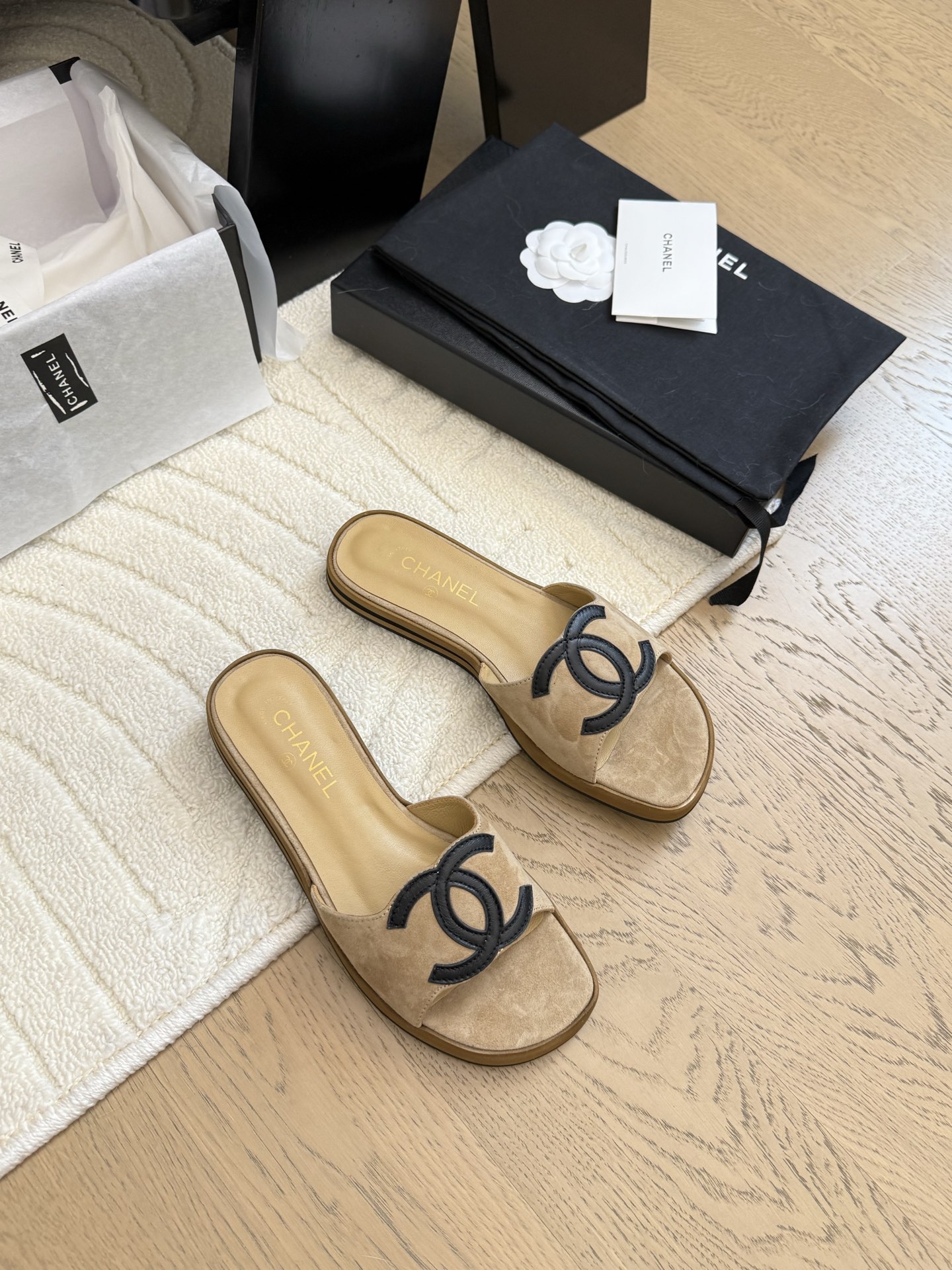 NO:424430,Chanel 25P spring and summer new double C slippers, suede upper, sheepskin inner, original outsole. Size: 35-39 40 set, slippers, chanel, slippers, sheepskin, chamois leather19860909Chanel 25P春夏新品双C拖鞋 鞋面麂皮,内里羊皮,原版大底. Size:35-39 40定,拖鞋,chanel,slippers,sheepskin,chamois leather,Women's Shoes
