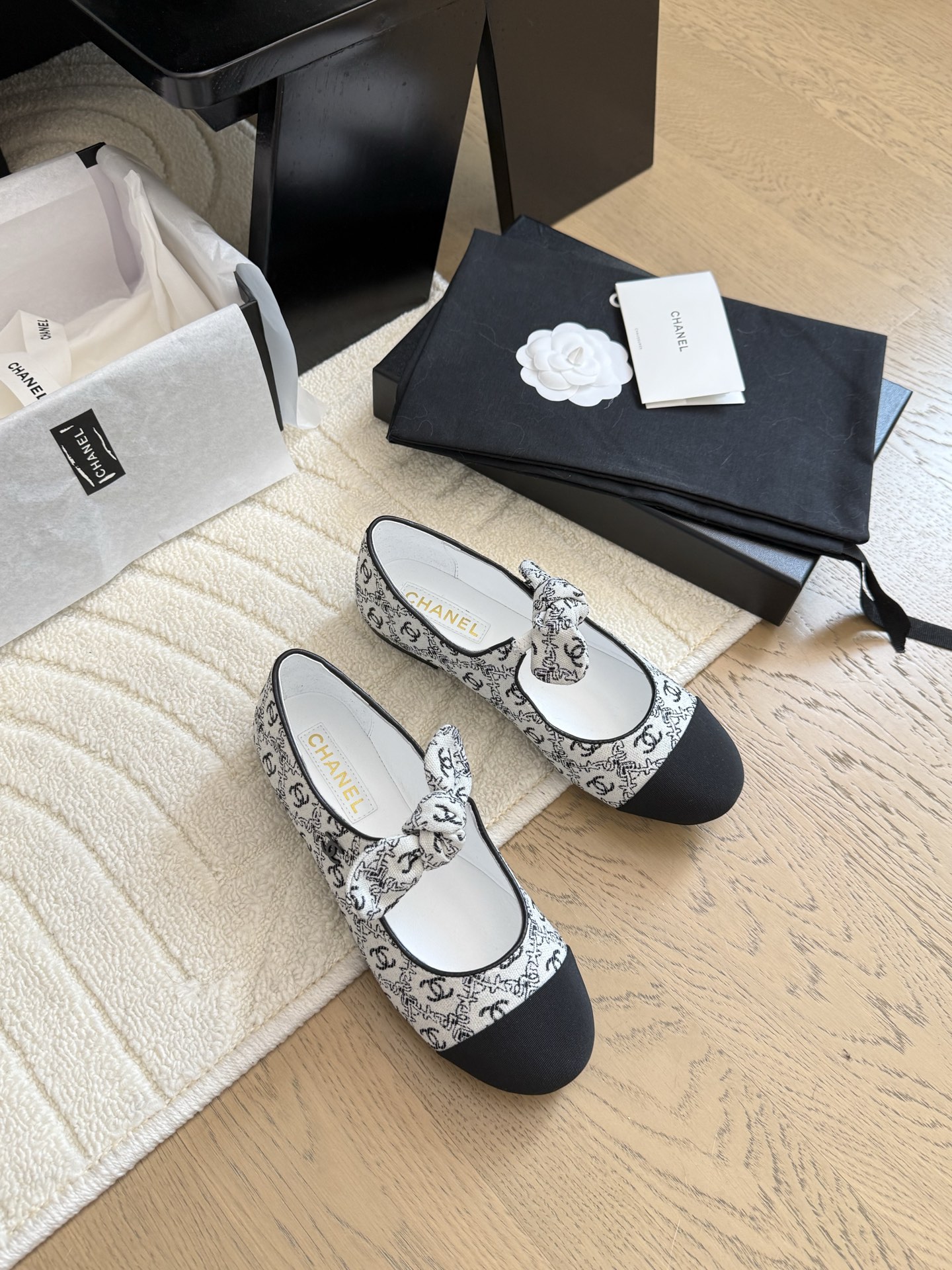 NO:241380,Chanel 25C new version of ballet bow, top-quality version!  All colors are available in my home!  Imported fabric on the upper, sheepskin inside the footrest, original hardware buckle. All equipped with top-grade packaging for the counter!  Size:35-39 Other sizes customization, ballet shoes, chanel, sheepskin19860909Chanel 25C新面版芭蕾舞蝴蝶结 顶级对版货！ 所有的颜色我家都有！ 鞋面进口布料,垫脚内里羊皮,原版五金扣. 均配专柜顶级包装！ Size:35-39 其它码数定做,芭蕾舞鞋,chanel,sheepskin,Women's Shoes