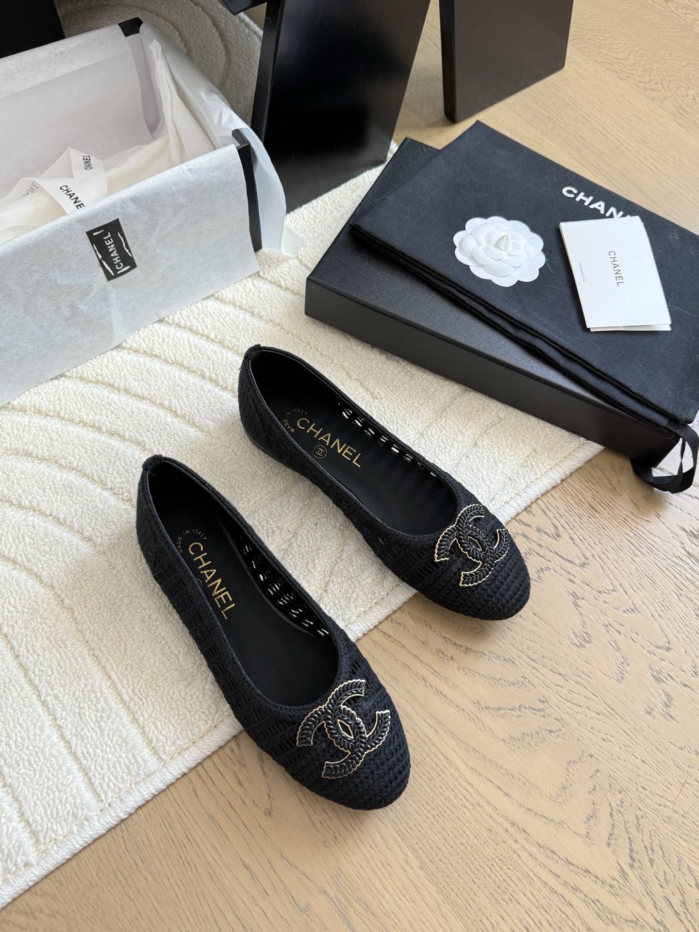 NO:424421,Chanel 25S double C ballet shoes original 1:1 replica classics. It is perfect for pairing with pants and skirts. The small round head design is very good to modify the foot shape, a must-have for little fairies!  Heels flat bottom/5cm Size 35-39 Other sizes customized, ballet shoes, chanel, skirts19860909Chanel 25S双C芭蕾舞鞋 原版1:1复刻 经典中的经典 无论搭配裤装还是裙装都是完美 小圆头的设计很好的修饰脚型 ,小仙女们必备！ 跟高平底/5cm 码数 35-39 其它码数定做,芭蕾舞鞋,chanel,skirts,Women's Shoes