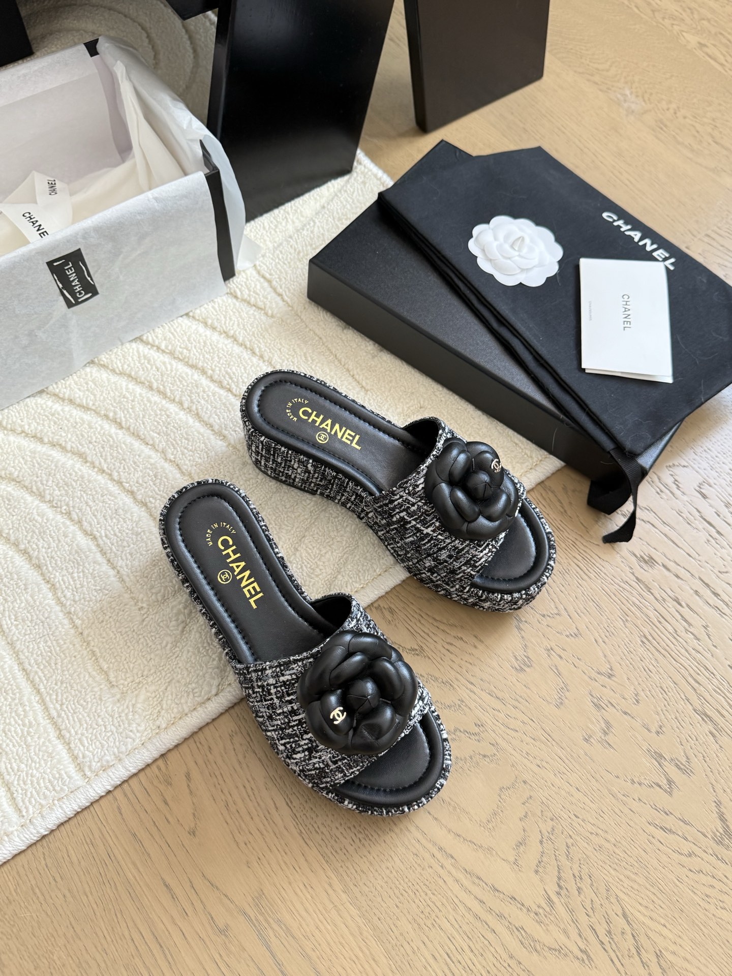 NO:391503,Chanel 25P Camellia Thick-soled Slippers!  The upper is made of imported calfskin, the inner tiptoe is all cotton sheepskin, imported cowhide, heel height 1.5cm/5.5cm size35-39 (customized by 40/41), slippers, chanel, slippers, cowhide, sheepskin19860909Chanel 25P山茶花厚底拖鞋！ 鞋面采用进口小牛皮 内里踮脚均为棉羊皮 意大利进口牛皮大底 跟高1.5cm/5.5cm size35-39（40/41定制）,拖鞋,chanel,slippers,cowhide,sheepskin,Women's Shoes