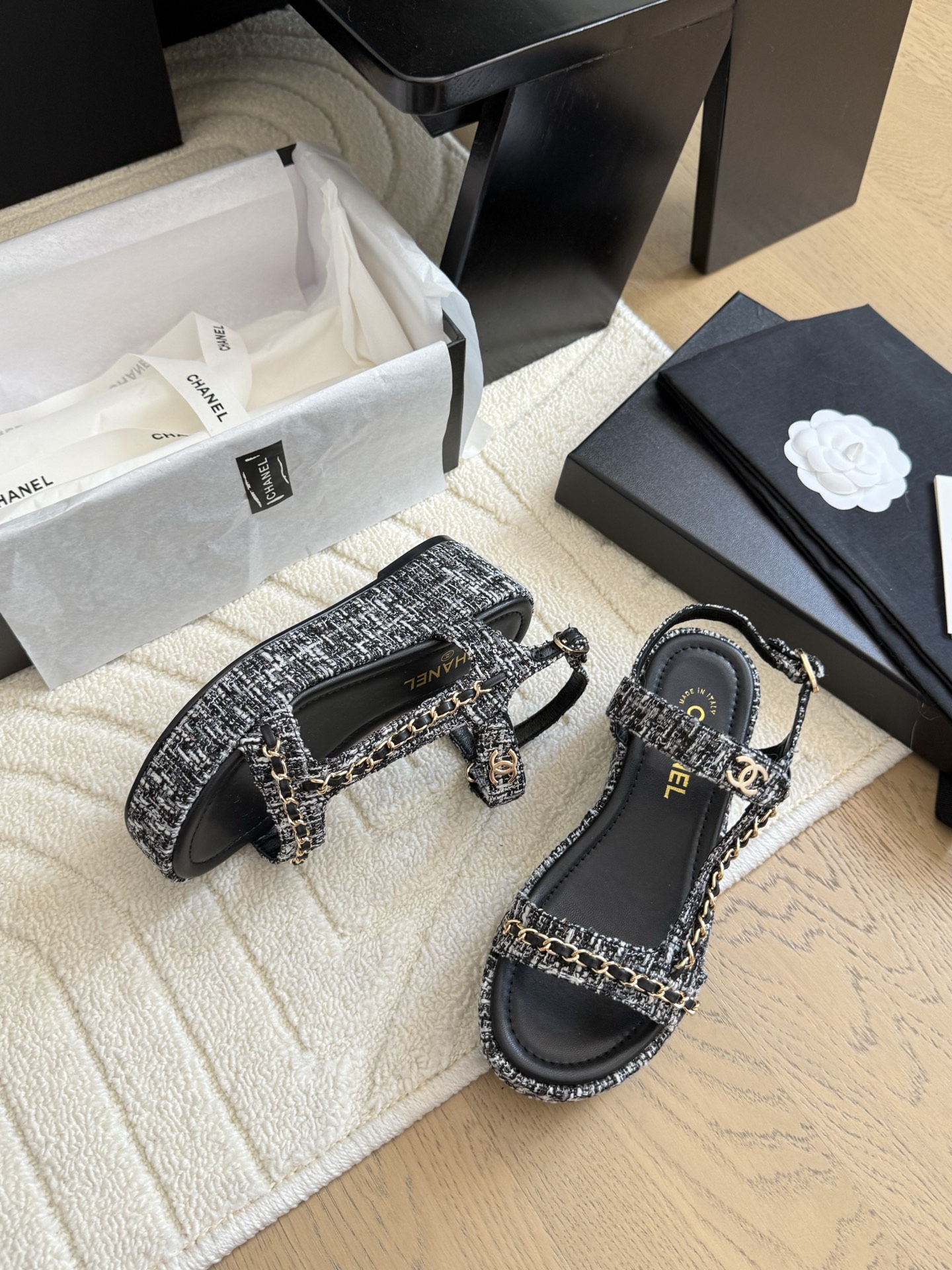 NO:391489,Chanel 25P spring and summer new chain sandals, super hot heavy craft hardware buckle motorcycle series. High-end version, sheepskin footbed, genuine leather sole!  Size:35-39 Other sizes custom made, sandals, chanel, sandals, sheepskin, Leather soles19860909Chanel 25P春夏新款链条凉鞋 超火的重工艺五金扣机车系列. 高版本,羊皮垫脚,真皮大底！ Size:35-39 其它码数定做,凉鞋,chanel,sandals,sheepskin,Leather soles,Women's Shoes