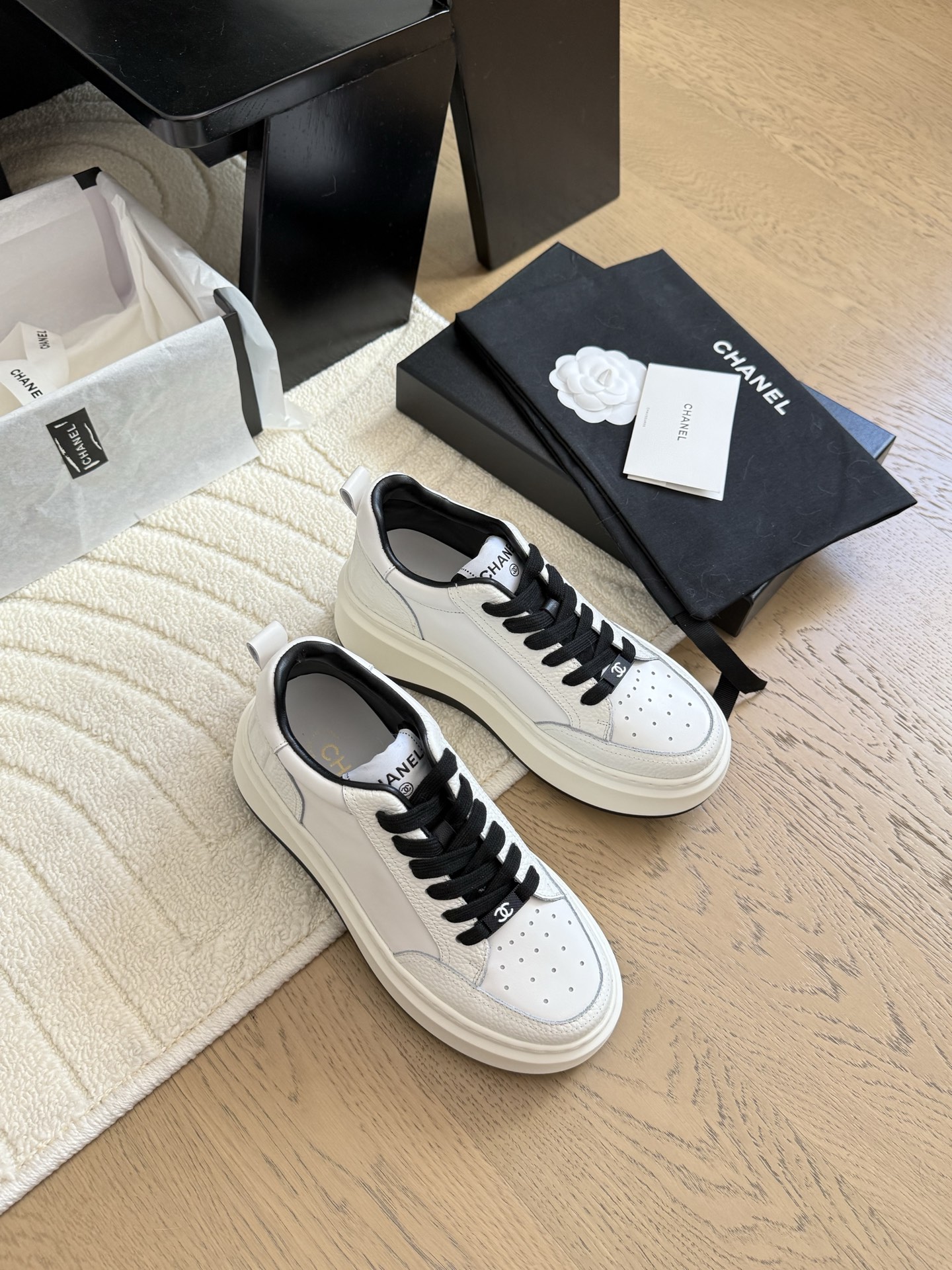 NO:408903,Chanel 25C new sports and casual shoes, versatile white shoes, style matching will not go wrong, contrasting colors are full of vitality, side imprint logo, foot very delicate, original custom upper material, original outsole Size: 35-40, casual shoes/sports shoes, chanel, sneakers19860909Chanel 25C新款运动休闲鞋 百搭小白鞋 款式搭配不会出错 撞色搭配活力满满啊 侧面压印logo 上脚很秀气 鞋面原版定制材料 原版大底 Size:35-40,休闲鞋/运动鞋,chanel,sneakers,Women's Shoes