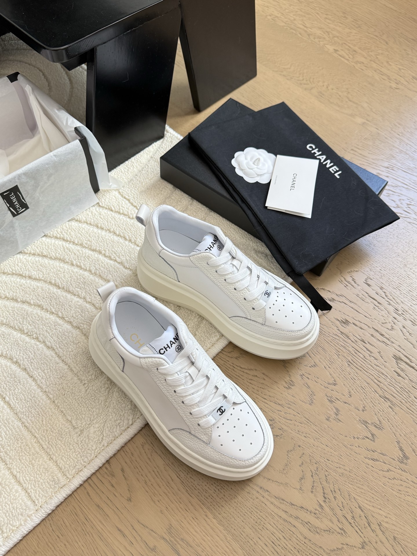 NO:408906,Chanel 25C new sports and casual shoes, versatile white shoes, style matching will not go wrong, contrasting colors are full of vitality, side imprint logo, foot very delicate, original custom upper material, original outsole Size: 35-40, casual shoes/sports shoes, chanel, sneakers19860909Chanel 25C新款运动休闲鞋 百搭小白鞋 款式搭配不会出错 撞色搭配活力满满啊 侧面压印logo 上脚很秀气 鞋面原版定制材料 原版大底 Size:35-40,休闲鞋/运动鞋,chanel,sneakers,Women's Shoes