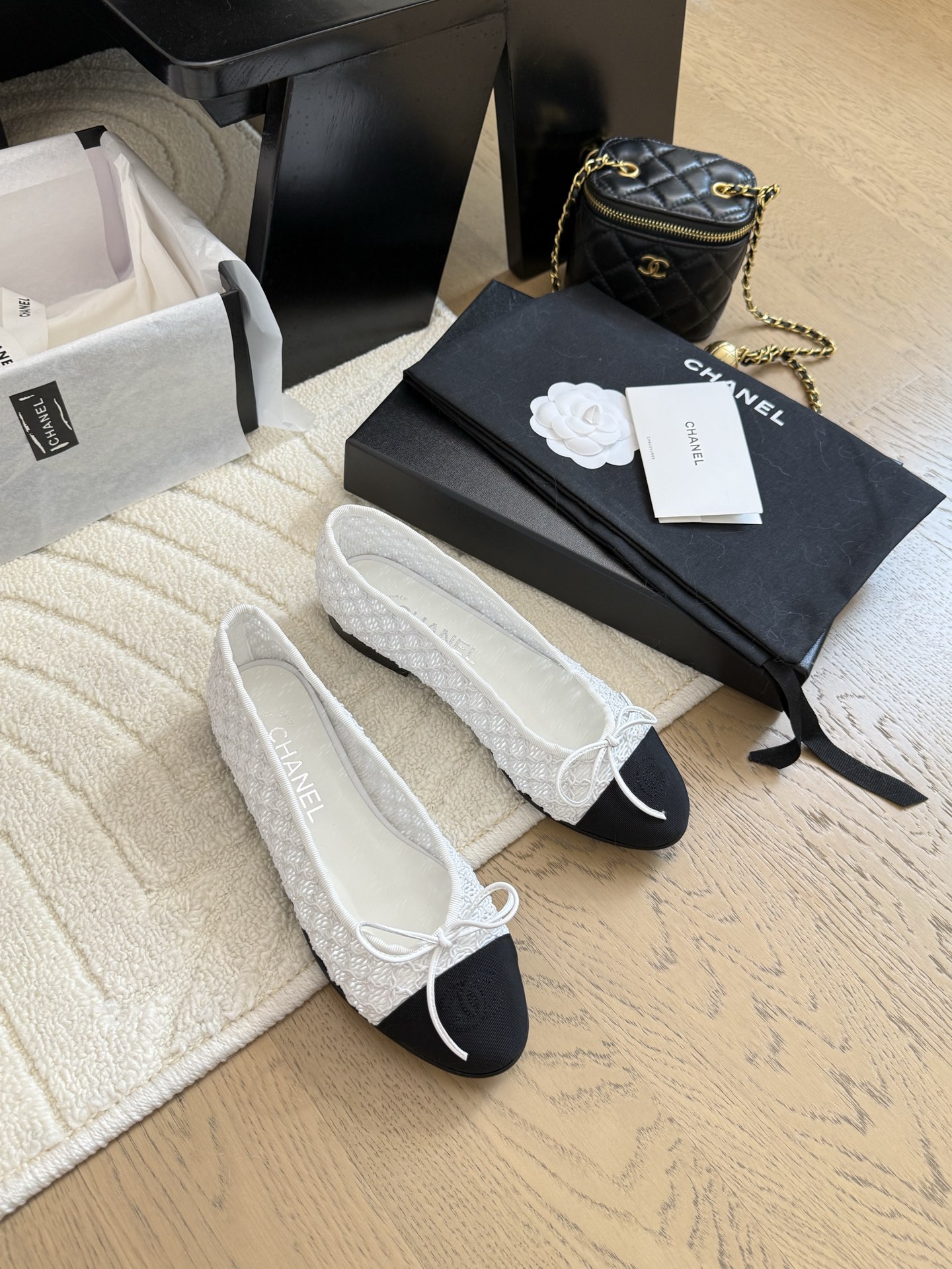 NO:391475,Chanel 25C woven face ballet top-quality product!  All colors are available in my home!  Imported fabric on the upper, sheepskin inside the footrest, original hardware buckle. All equipped with top-grade packaging for the counter!  Size:35-39 Other sizes customized, single shoes, chanel, sheepskin19860909Chanel 25C编织面芭蕾舞 顶级对版货！ 所有的颜色我家都有！ 鞋面进口布料,垫脚内里羊皮,原版五金扣. 均配专柜顶级包装！ Size:35-39 其它码数定做,单鞋,chanel,sheepskin,Women's Shoes