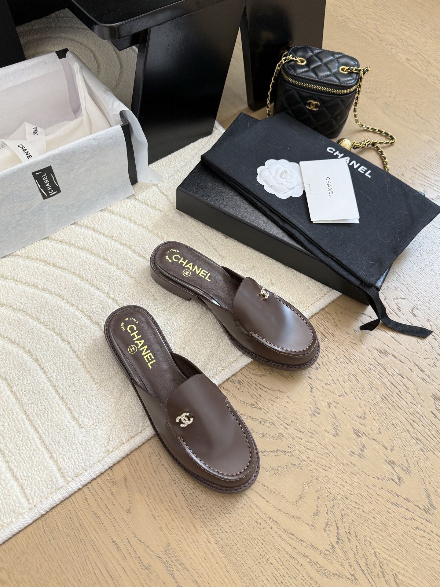 NO:255401,Chanel 25C new double C buckle semi-wrap, the return double C buckle design, special Vintage, full of retro flavor, loafers, also grown to aesthetics, upper cowhide, inner sheepskin, original outsole Size: 35-39 Other sizes customized, slippers, chanel, loafers, slippers, cowhide, sheepskin19860909Chanel 25C新款双C扣半拖 回归的双C扣设计 特别Vintage 复古味十足 乐福鞋也长到了审美上 鞋面牛皮 内里羊皮 原版大底 Size:35-39 其他码数定做,拖鞋,chanel,loafers,slippers,cowhide,sheepskin,Women's Shoes