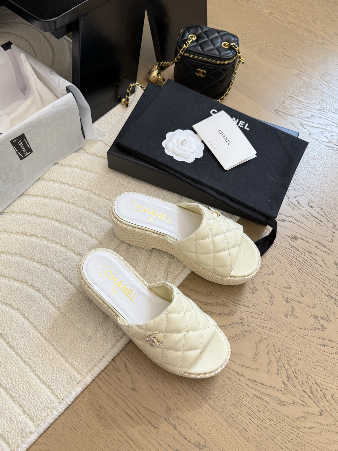 NO:255443,Chanel 25C new thick-soled slippers top version 6cm height enhances legs!  170 seconds after footing, imported cashmere wool, delicate and soft, silky, original molded rubber sole, size 35-41, customized, non-return, slippers, chanel, slippers19860909Chanel 25C新款厚底拖鞋 顶级版本 6cm 增高显腿长！上脚秒变170 进口羊绒毛 手感细腻柔软丝滑 原版开模橡胶底 码数35-41 定制不退换,拖鞋,chanel,slippers,Women's Shoes