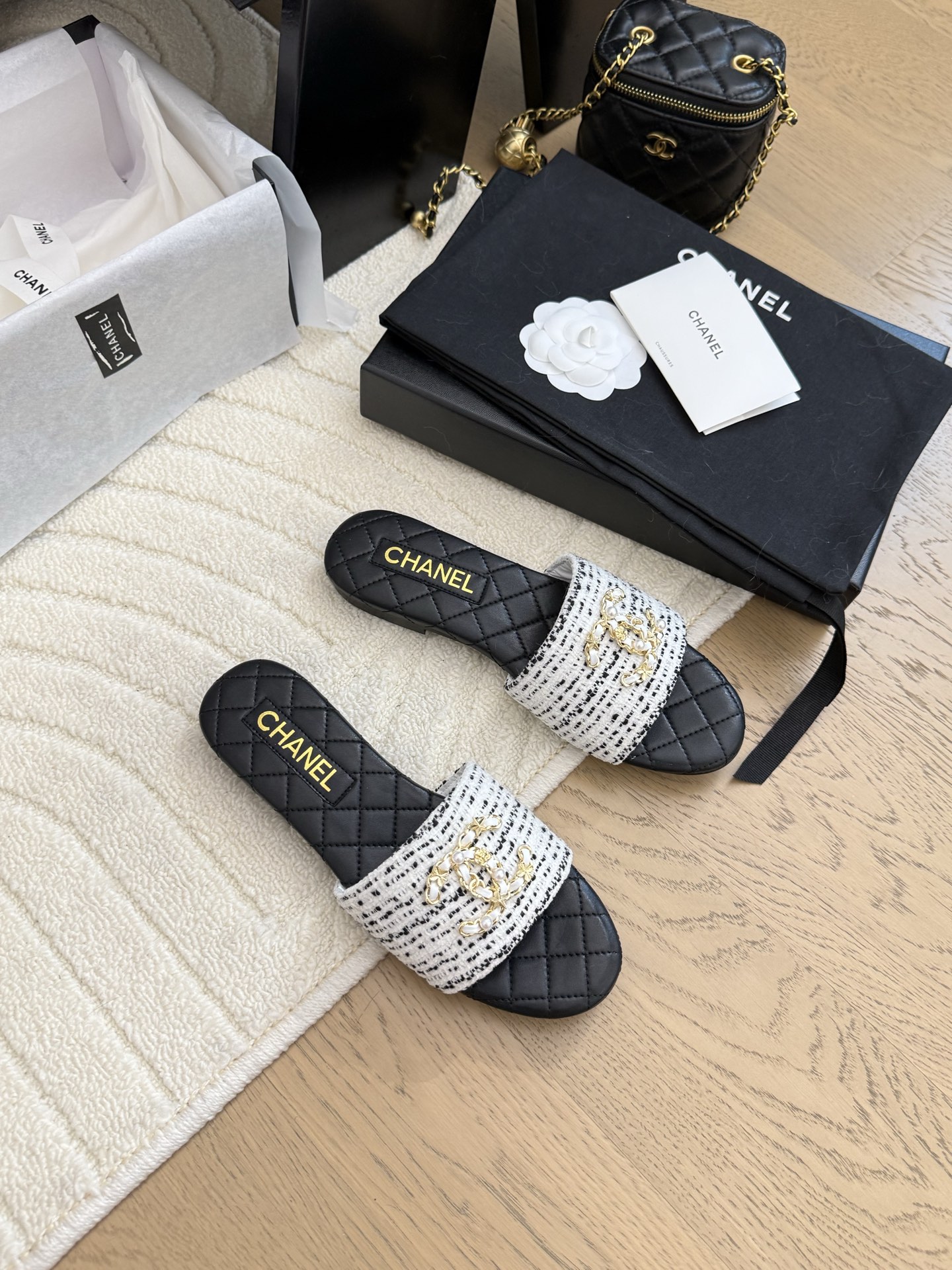 NO:255448,Chanel 25P spring and summer new double C slippers, upper woven, inner sheepskin, original outsole. Size:35-39 40 set, slippers, chanel, slippers, sheepskin19860909Chanel 25P春夏新品双C拖鞋 鞋面编织,内里羊皮,原版大底. Size:35-39 40定,拖鞋,chanel,slippers,sheepskin,Women's Shoes