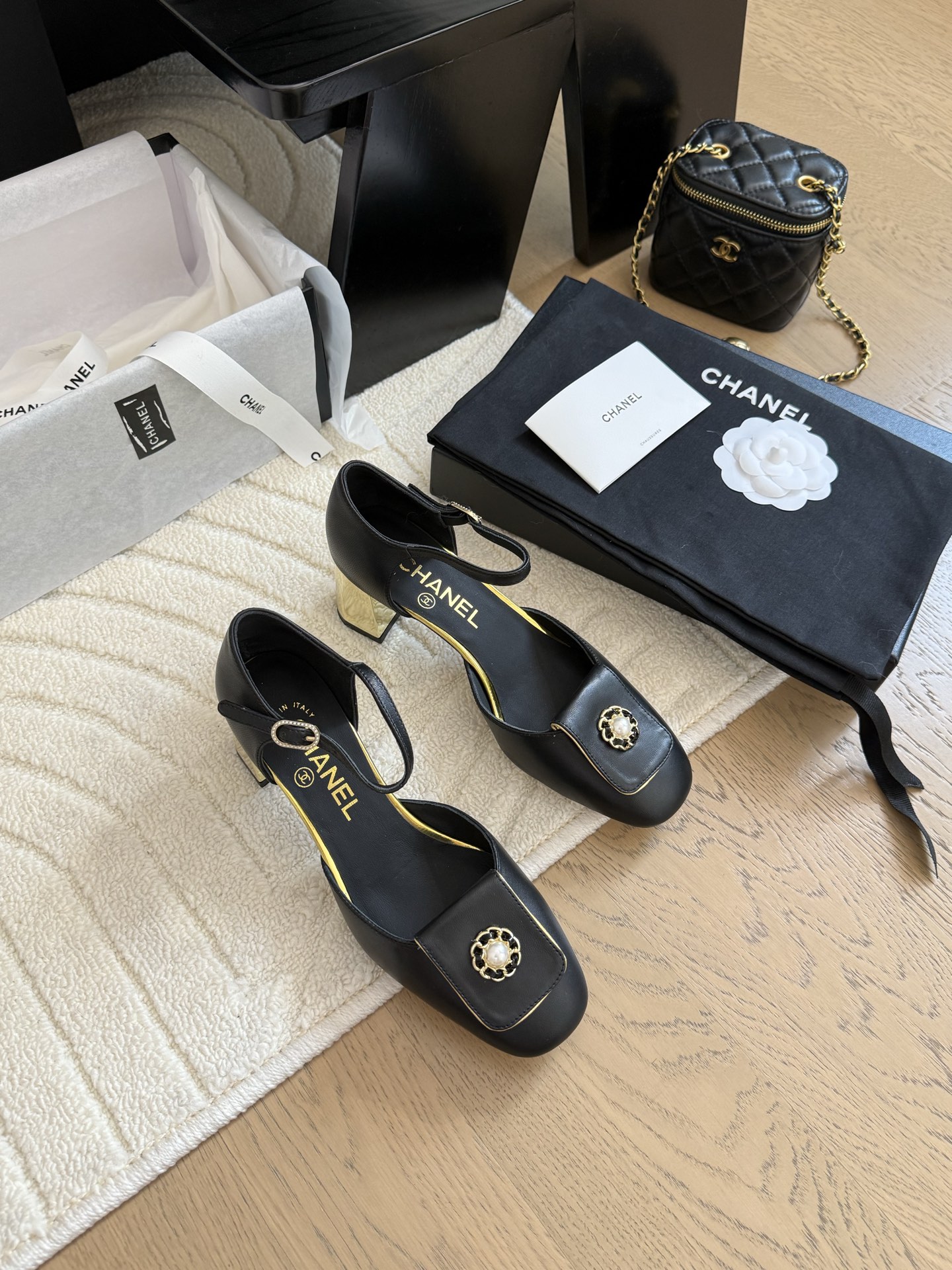 NO:255438,Chanel 25C Early Spring Mary Jane Single Shoes Shoes This season’s shoes are great!  The pure black Mary Jane is very comfortable on her feet and the upper is soft, so you don’t have to worry about getting your feet worn. The rabbit ears are also cute, and the black and white color combination and black cloth look very good. The upper cowhide inner sheepskin leather outsole Size: 35-39 Other sizes are customized, single shoes Mary Jane, chanel, mary jane, cowhide, sheepskin, Leather soles19860909Chanel 25C早春玛丽珍单鞋 这一季的鞋子都很棒耶！ 纯黑色玛丽珍上脚很舒服鞋面皮质也很软,不用担心会磨脚.兔耳朵也好可爱,黑白拼色和黑色布面都很好看. 鞋面牛皮 内里羊皮 真皮大底 Size:35-39 其它码数定做,单鞋玛丽珍,chanel,mary jane,cowhide,sheepskin,Leather soles,Women's Shoes