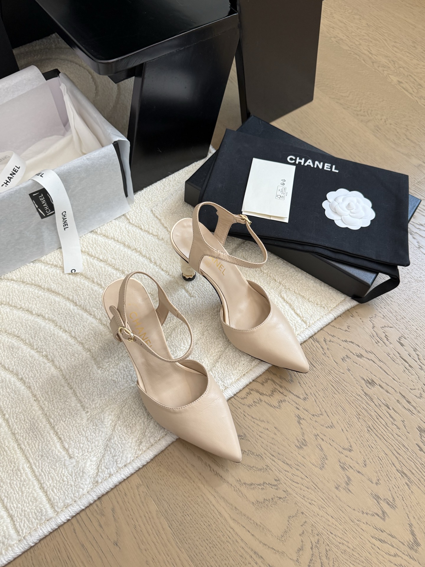 NO:391464,Chanel 25C new Mary Jane pointed toe single shoes. It is hard not to love the beautiful Mary Jane series. Silk upper, inner sheepskin, genuine leather outsole. Size: 35-39. Other sizes customized, high heels, sandals, chanel, sandals, mary jane, high heels, sheepskin, real silk, Leather soles19860909Chanel 25C新款玛丽珍尖头单鞋 绝美玛丽珍系列很难不爱 鞋面真丝 内里羊皮 真皮大底 Size:35-39 其他码数定做,高跟鞋凉鞋,chanel,sandals,mary jane,high heels,sheepskin,real silk,Leather soles,Women's Shoes