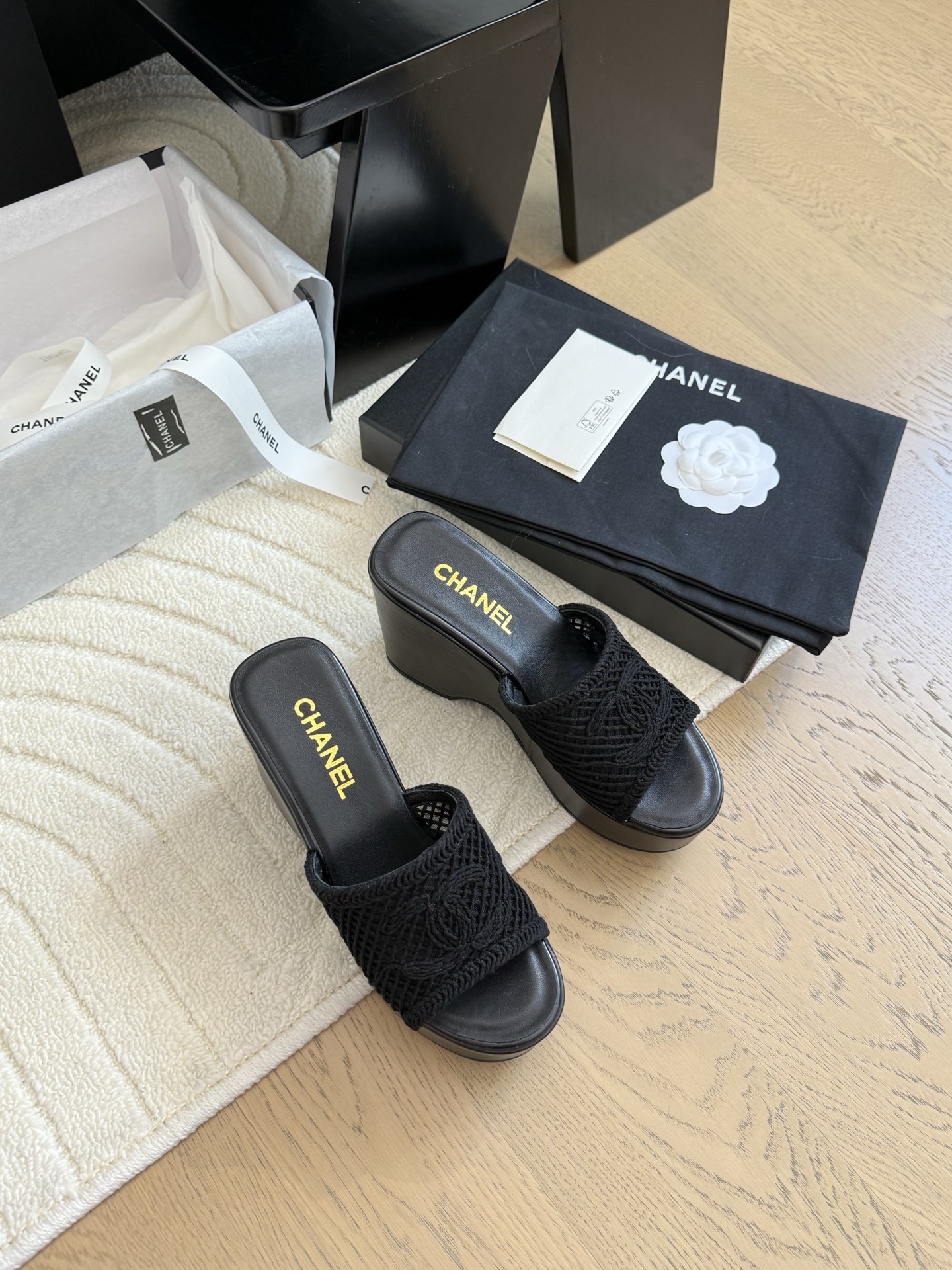 NO:391469,Chanel 25P showcase thick-soled waterproof platform slippers, new embroidery on the upper, 4.5cm waterproof platform, 10cm heel!  It's very stable after getting on!  Wearing a 2.8-meter-long inner foot padded sheepskin, original outsole. Size: 35-39 40 custom made, slippers, chanel, slippers, sheepskin19860909Chanel 25P秀款厚底防水台拖鞋 鞋面新版面刺绣,防水台4.5cm,后跟10cm！ 上脚后很稳！穿上立马两米八 内里垫脚羊皮,原版大底. Size:35-39 40定做,拖鞋,chanel,slippers,sheepskin,Women's Shoes