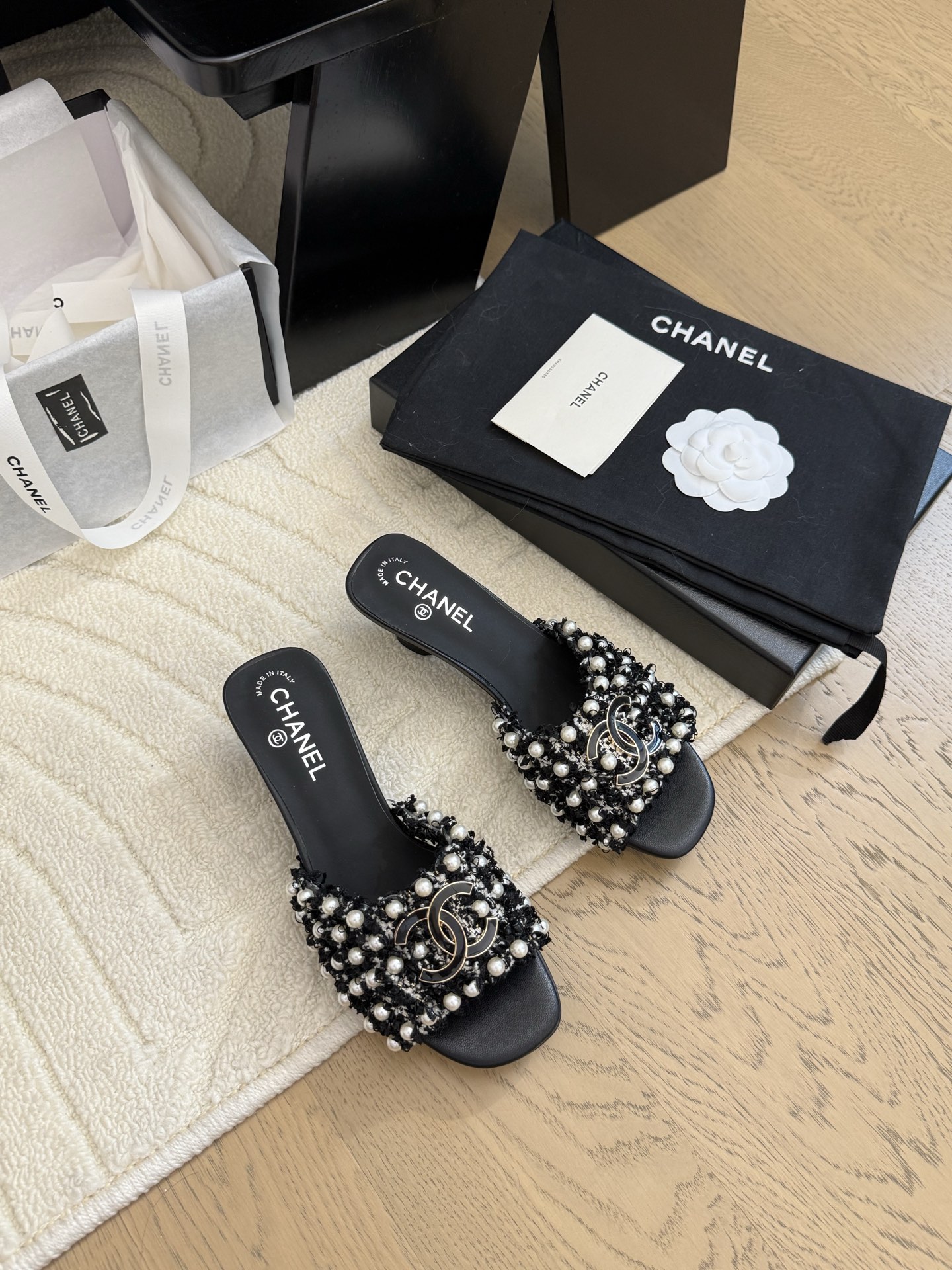 NO:246829,Chanel 25C Mary Jane new slippers, high-quality, complete colors~ Welcome to recommend custom upper fabric, inner sheepskin, genuine leather soles Size: 35-39 Other sizes customization, slippers, chanel, mary jane, slippers, sheepskin, Leather soles19860909Chanel 25C玛丽珍新款拖鞋 高版本高品质,全颜色做齐全～ 欢迎主推 鞋面定制面料 内里羊皮 真皮大底 Size:35-39 其他码数定做,拖鞋,chanel,mary jane,slippers,sheepskin,Leather soles,Women's Shoes