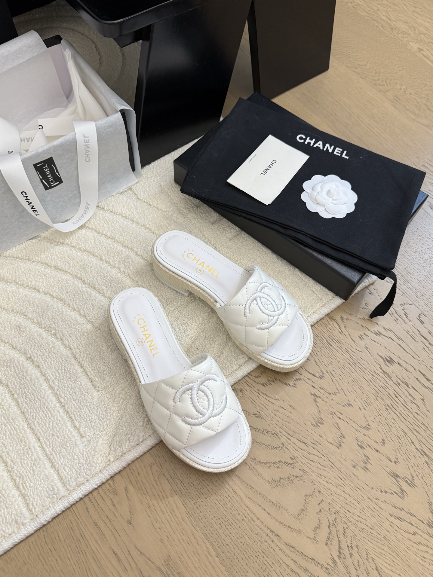 NO:246824,Chanel 25C spring and summer new series of slippers, full series first release, I have all the counters!  High-quality upper cowhide/original fabric inner sheepskin original outsole Size:35-39 Other sizes, slippers, chanel, slippers, cowhide, sheepskin19860909Chanel 25C春夏新款全系列拖鞋 全系列首发 专柜有的我都有！ 高版本高品质 鞋面牛皮/原版面料 内里羊皮 原版大底 Size:35-39 其他码数定,拖鞋,chanel,slippers,cowhide,sheepskin,Women's Shoes