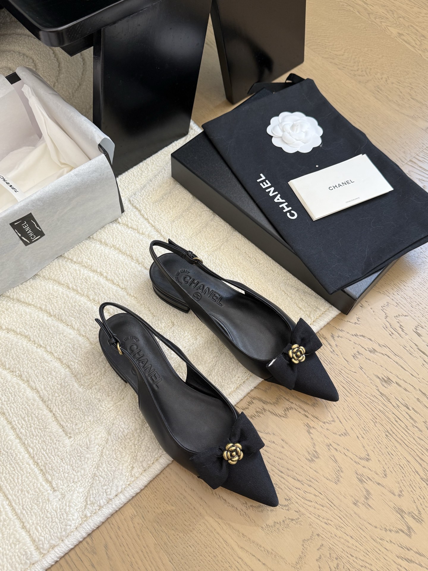 NO:246851,Chanel 25C new camellia shoes, exquisite rhinestone buckle, long legs, high heel flat/6/8.5cm upper sheepskin/silk inner sheepskin original buckle leather sole!  Size:35-40, sandals, chanel, sandals, sheepskin, real silk, Leather soles19860909Chanel 25C新款山茶花单鞋 精致的水钻扣 上脚腿长拉满 跟高平底/6/8.5cm 鞋面羊皮/真丝 内里羊皮 原版扣 真皮大底！ Size:35-40,凉鞋,chanel,sandals,sheepskin,real silk,Leather soles,Women's Shoes