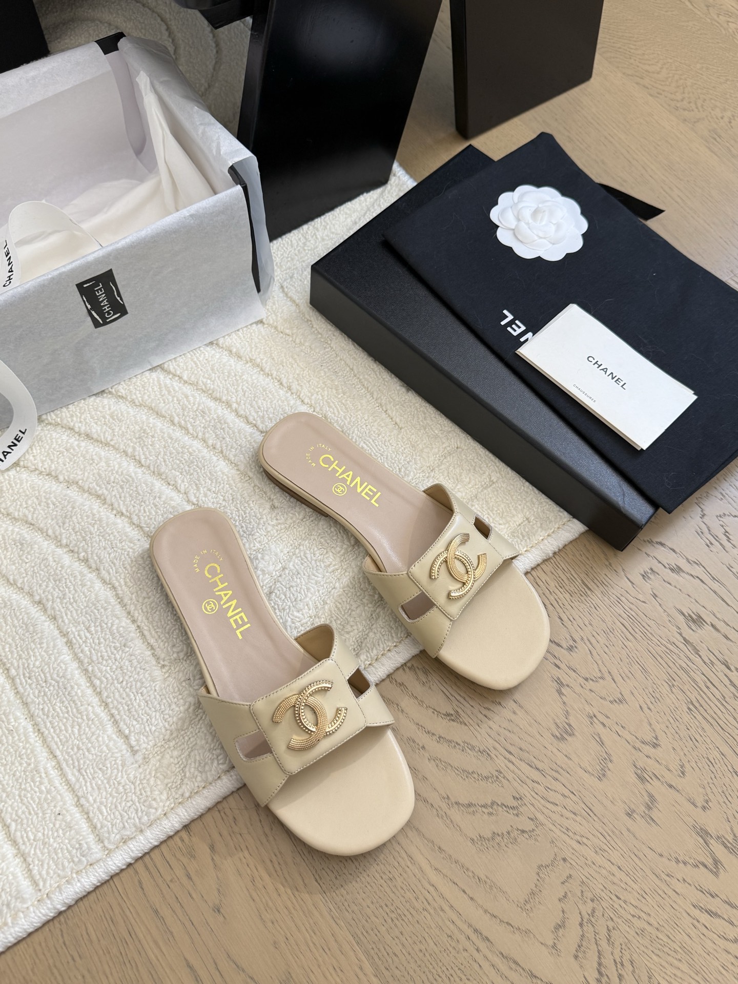 NO:391452,Chanel 25C new hollow double C button slippers. The return double C button design. Special Vintage. Loafers have also grown to aesthetics. Upper cowhide, inner sheepskin. Original outsole. Size: 35-39. Other sizes are customized, slippers, chanel, loafers, slippers, cowhide, sheepskin.19860909Chanel 25C新款镂空双C扣拖鞋 回归的双C扣设计 特别Vintage 复古味十足 乐福鞋也长到了审美上 鞋面牛皮 内里羊皮 原版大底 Size:35-39 其他码数定做,拖鞋,chanel,loafers,slippers,cowhide,sheepskin,Women's Shoes