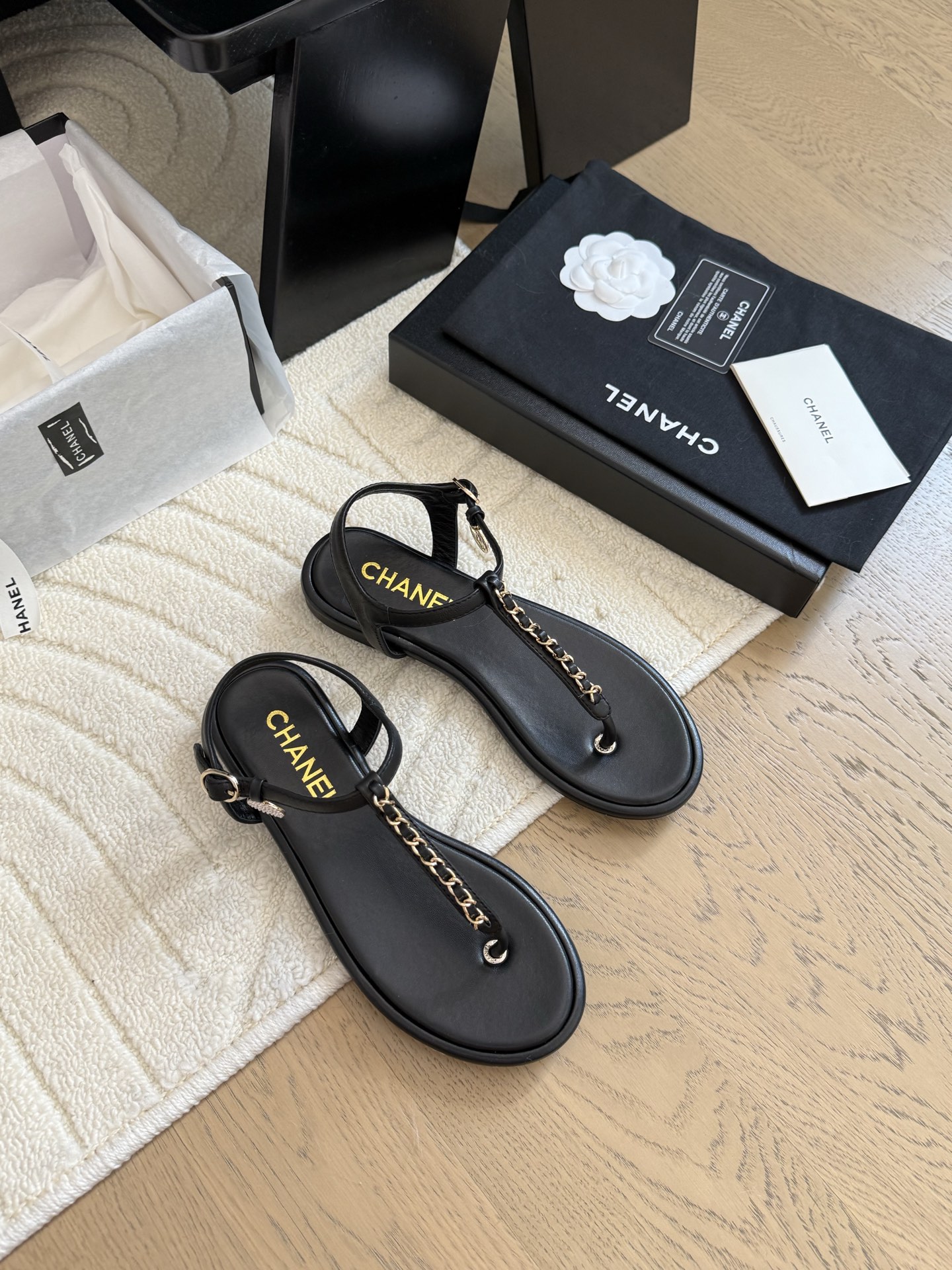 NO:392783,Chanel 25C new chain sandal series, simple but not simple, the upper is particularly thin. Customized upper surface, inner foot pad sheepskin, thickened leather sole. Size: 35-39 Other sizes customized, split-toe shoes, chanel, sandals, sheepskin, Leather soles19860909Chanel 25C新款链条凉鞋系列 简约而不简单的款,上脚特别显脚细. 鞋面定制面,内里垫脚羊皮,加厚真皮大底. Size:35-39 其它码数定做,分趾鞋,chanel,sandals,sheepskin,Leather soles,Women's Shoes