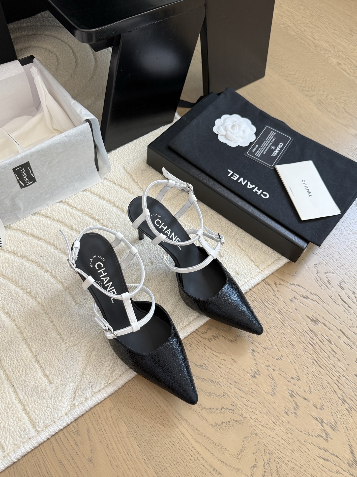 NO:392771,Chanel 25C new Mary Jane pointed toe shoes. It is hard not to love the beautiful Mary Jane series. Silk upper, inner sheepskin, genuine leather outsole. Size: 35-39. Other sizes customized, sandals, chanel, sandals, mary jane, sheepskin, real silk, Leather soles19860909Chanel 25C新款玛丽珍尖头单鞋 绝美玛丽珍系列很难不爱 鞋面真丝 内里羊皮 真皮大底 Size:35-39 其他码数定做,凉鞋,chanel,sandals,mary jane,sheepskin,real silk,Leather soles,Women's Shoes