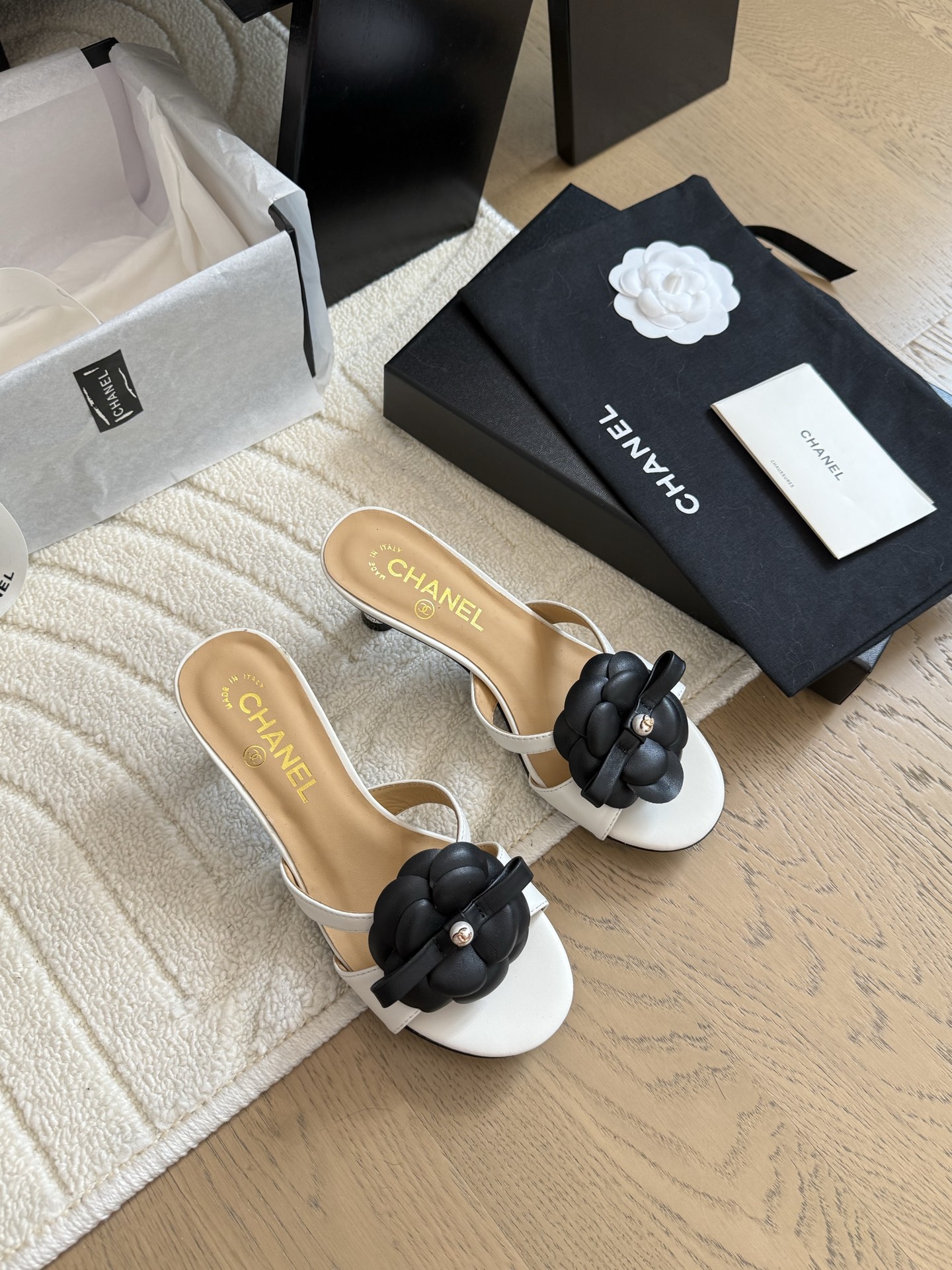 NO:392792,Chanel 25C new camellia slippers, exquisite rhinestone buckle, long legs, high flat heel/6/8.5cm upper sheepskin/silk inner sheepskin original buckle, leather outsole!  Size:35-40, high heels, chanel, high heels, slippers, sheepskin, real silk, Leather soles19860909Chanel 25C新款山茶花拖鞋 精致的水钻扣 上脚腿长拉满 跟高平底/6/8.5cm 鞋面羊皮/真丝 内里羊皮 原版扣 真皮大底！ Size:35-40,高跟鞋拖鞋,chanel,high heels,slippers,sheepskin,real silk,Leather soles,Women's Shoes