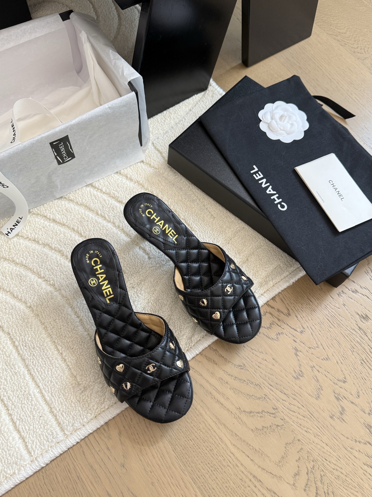 NO:392795,Chanel 25C spring and summer new series of slippers, full series first release, I have all the counters!  High-quality upper cowhide/original fabric inner sheepskin original outsole Size:35-39 Other sizes, high heels slippers, chanel, high heels, slippers, cowhide, sheepskin19860909Chanel 25C春夏新款全系列拖鞋 全系列首发 专柜有的我都有！ 高版本高品质 鞋面牛皮/原版面料 内里羊皮 原版大底 Size:35-39 其他码数定,高跟鞋拖鞋,chanel,high heels,slippers,cowhide,sheepskin,Women's Shoes