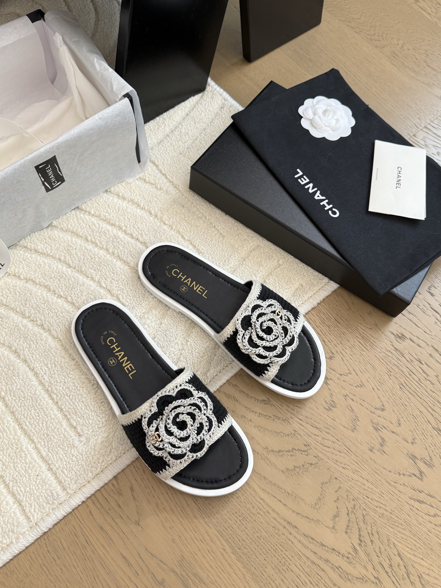 NO:392765,Chanel 25C new camellia slippers, exquisite rhinestone buckle, long legs, high flat heel/6/8.5cm upper sheepskin/silk inner sheepskin original buckle, leather outsole!  Size:35-40, slippers, chanel, slippers, sheepskin, real silk, Leather soles19860909Chanel 25C新款山茶花拖鞋 精致的水钻扣 上脚腿长拉满 跟高平底/6/8.5cm 鞋面羊皮/真丝 内里羊皮 原版扣 真皮大底！ Size:35-40,拖鞋,chanel,slippers,sheepskin,real silk,Leather soles,Women's Shoes