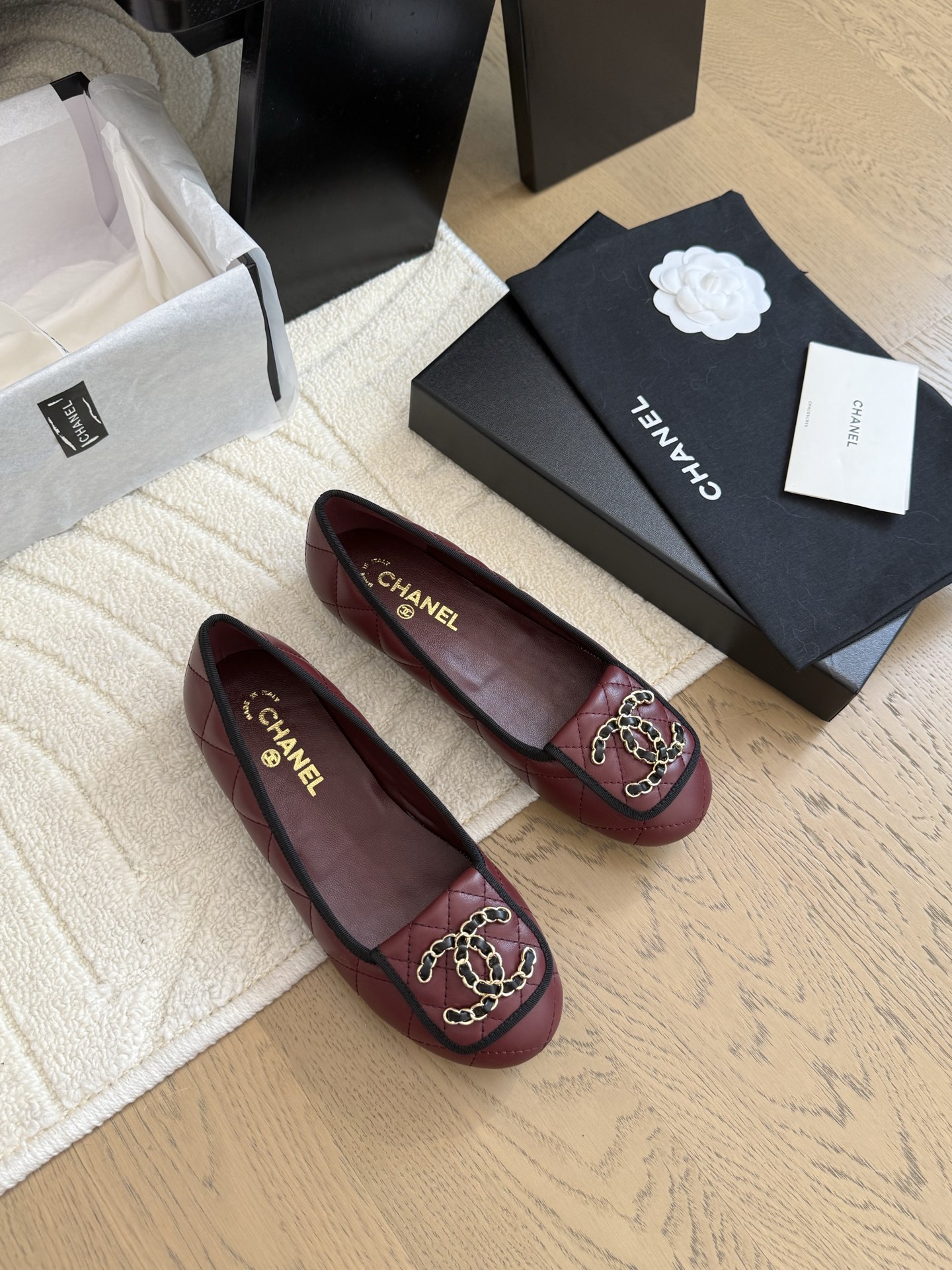 NO:392759,Chanel 25C Early Spring Mary Jane Single Shoes Shoes This season’s shoes are great!  The pure black Mary Jane is very comfortable on her feet and the upper is soft, so you don’t have to worry about getting your feet worn. The rabbit ears are also cute, and the black and white color combination and black cloth look very good. The upper cowhide inner sheepskin leather outsole Size: 35-39 Other sizes are customized, Mary Jane, chanel, mary jane, cowhide, sheepskin, Leather soles19860909Chanel 25C早春玛丽珍单鞋 这一季的鞋子都很棒耶！ 纯黑色玛丽珍上脚很舒服鞋面皮质也很软,不用担心会磨脚.兔耳朵也好可爱,黑白拼色和黑色布面都很好看. 鞋面牛皮 内里羊皮 真皮大底 Size:35-39 其它码数定做,玛丽珍,chanel,mary jane,cowhide,sheepskin,Leather soles,Women's Shoes