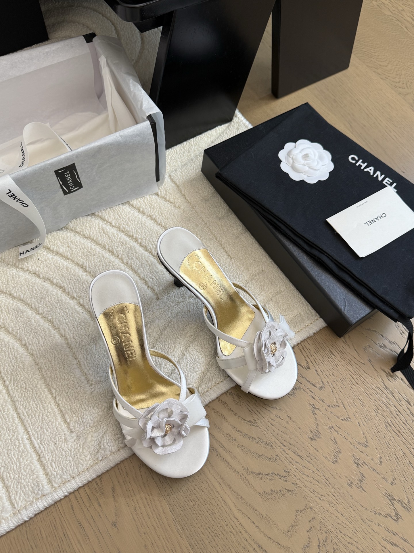 NO:392801,Chanel 25C new camellia slippers, exquisite rhinestone buckle, long legs, high flat heel/6/8.5cm upper sheepskin/silk inner sheepskin original buckle, leather outsole!  Size:35-40, high heels, chanel, high heels, slippers, sheepskin, real silk, Leather soles19860909Chanel 25C新款山茶花拖鞋 精致的水钻扣 上脚腿长拉满 跟高平底/6/8.5cm 鞋面羊皮/真丝 内里羊皮 原版扣 真皮大底！ Size:35-40,高跟鞋拖鞋,chanel,high heels,slippers,sheepskin,real silk,Leather soles,Women's Shoes