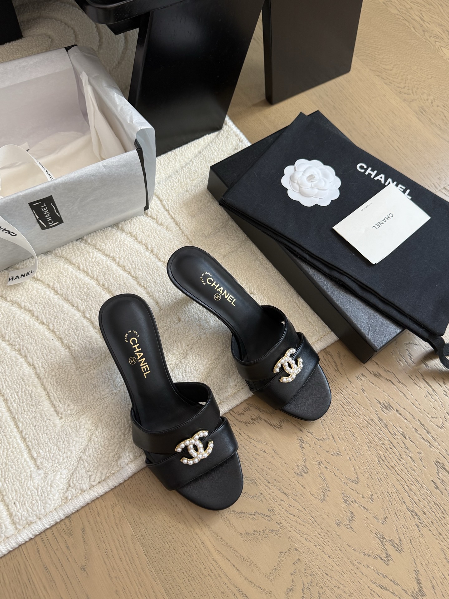 NO:392807,Chanel 25C new pearl double C button high heel slippers. The return double C button design. Special Vintage. Loafers have also grown to aesthetics. Upper cowhide, inner sheepskin. Original outsole. Size: 35-39. Other sizes are customized, high heels, chanel, loafers, high heels, slippers, cowhide, sheepskin.19860909Chanel 25C新款珍珠双C扣高跟拖鞋 回归的双C扣设计 特别Vintage 复古味十足 乐福鞋也长到了审美上 鞋面牛皮 内里羊皮 原版大底 Size:35-39 其他码数定做,高跟鞋拖鞋,chanel,loafers,high heels,slippers,cowhide,sheepskin,Women's Shoes